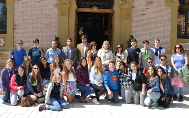 Un grupo de estudiantes y profesores británicos visitan el Ayuntamiento de Águilas 