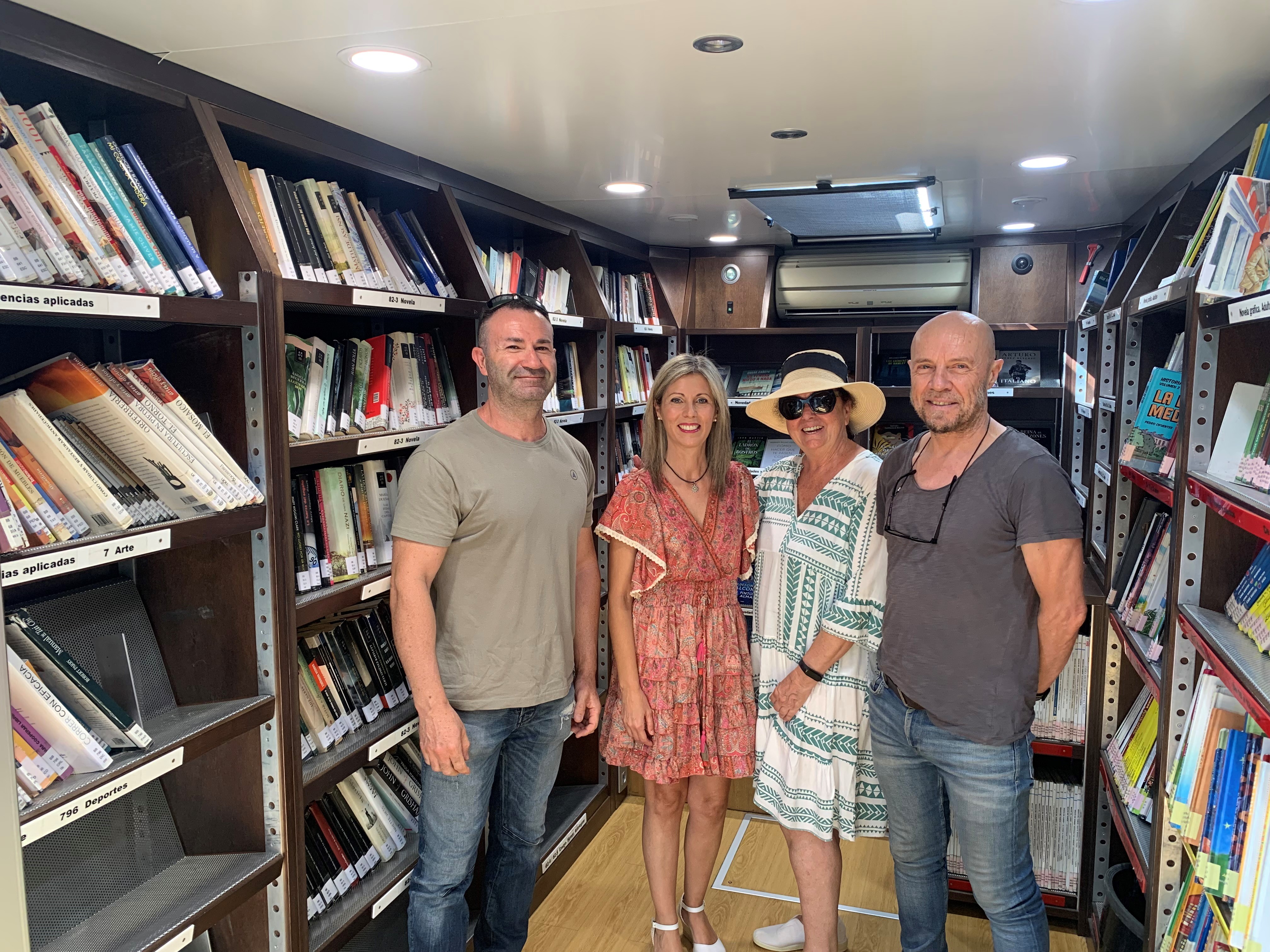 El Bibliobús de la Biblioteca Regional vuelve a Calabardina