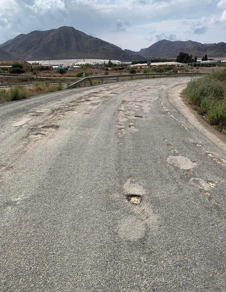 El Ayuntamiento vuelve a solicitar a la Dirección General de Carreteras el asfaltado de la vía de servicio de Tébar