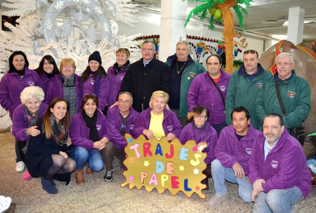 Los integrantes del Taller de Trajes de Papel se afanan en ultimar los diseños de este Carnaval 