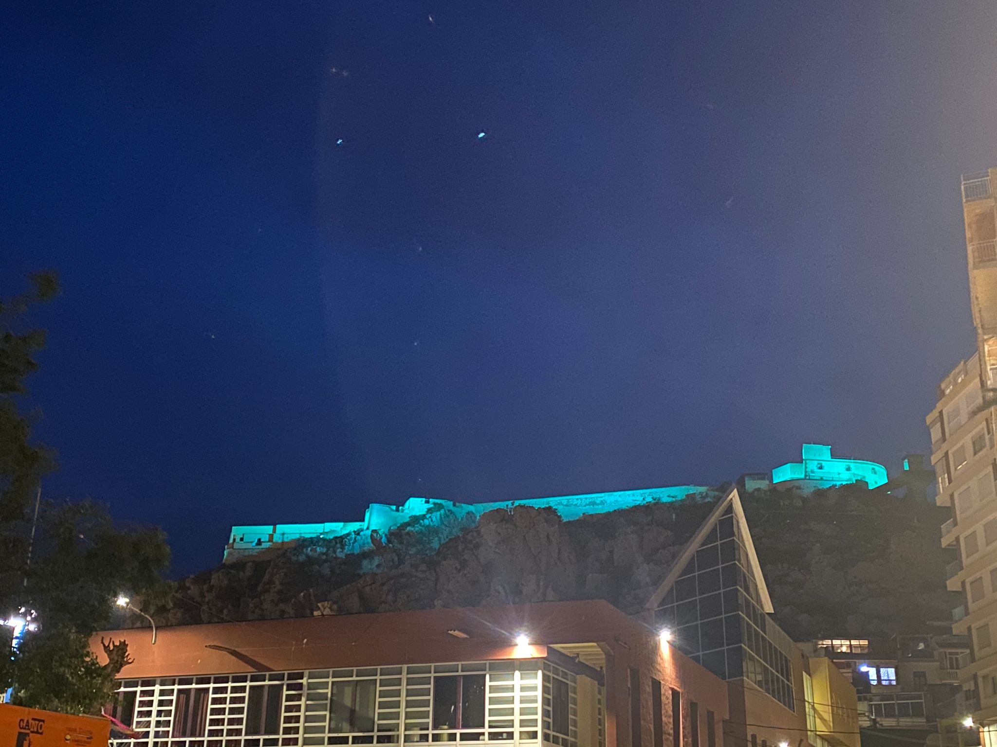 El Castillo San Juan de las Águilas se ilumina de color verde para conmemorar el Día Internacional de las Enfermedades Raras 