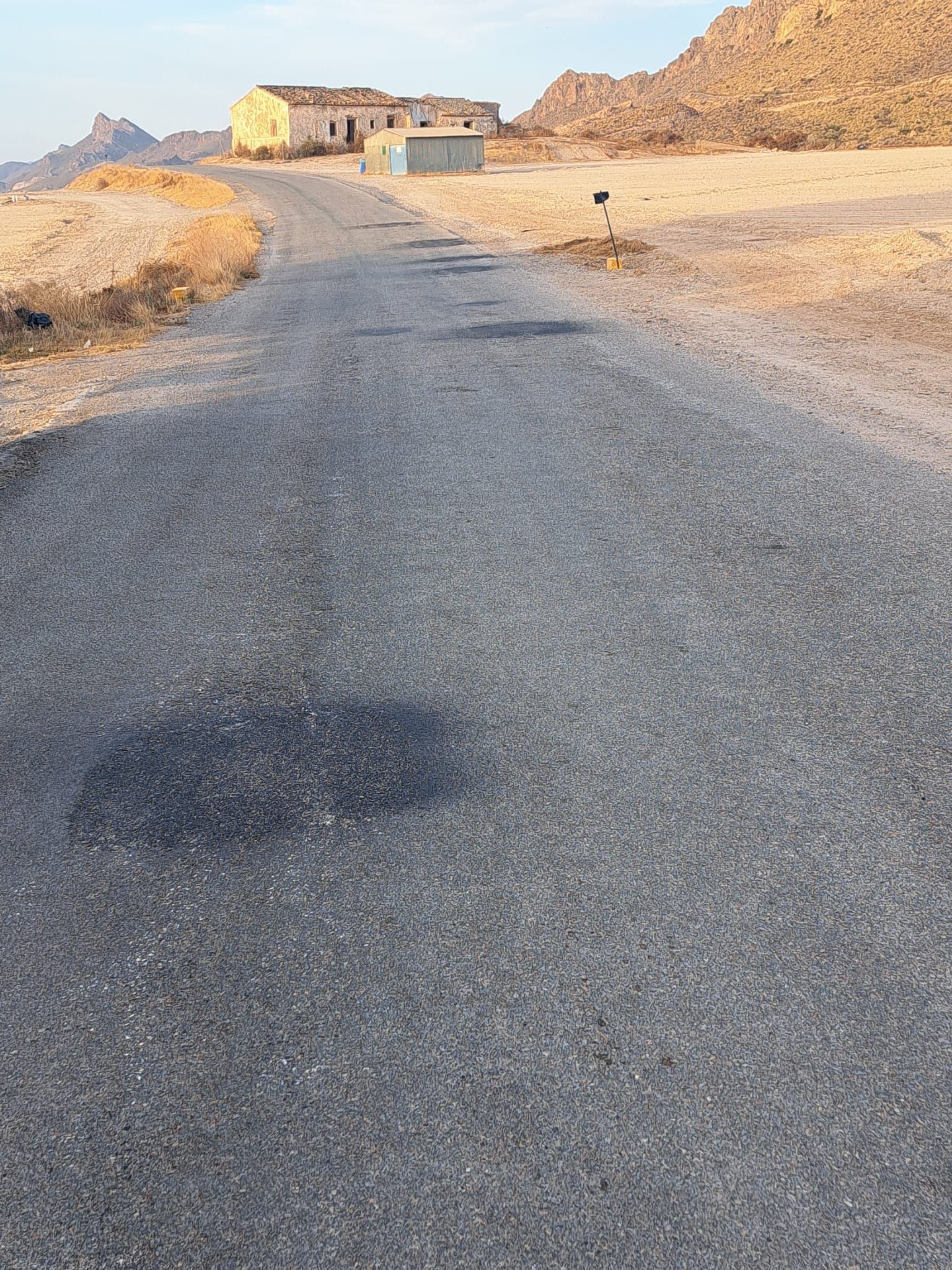 El Ayuntamiento desarrolla trabajos de mantenimiento y parcheo en distintos caminos rurales de la localidad