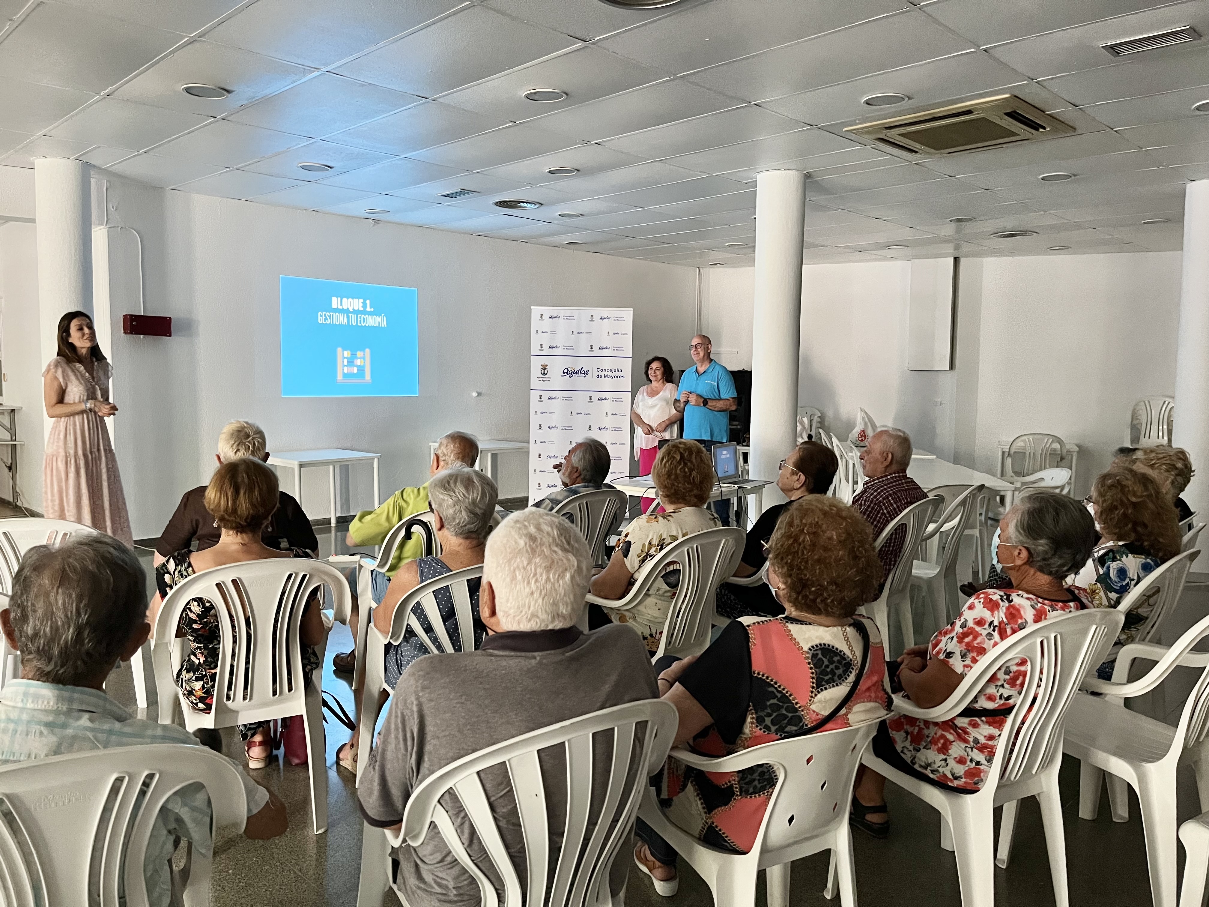 Voluntarios de CaixaBank imparten un Taller de Educación Financiera a mayores 