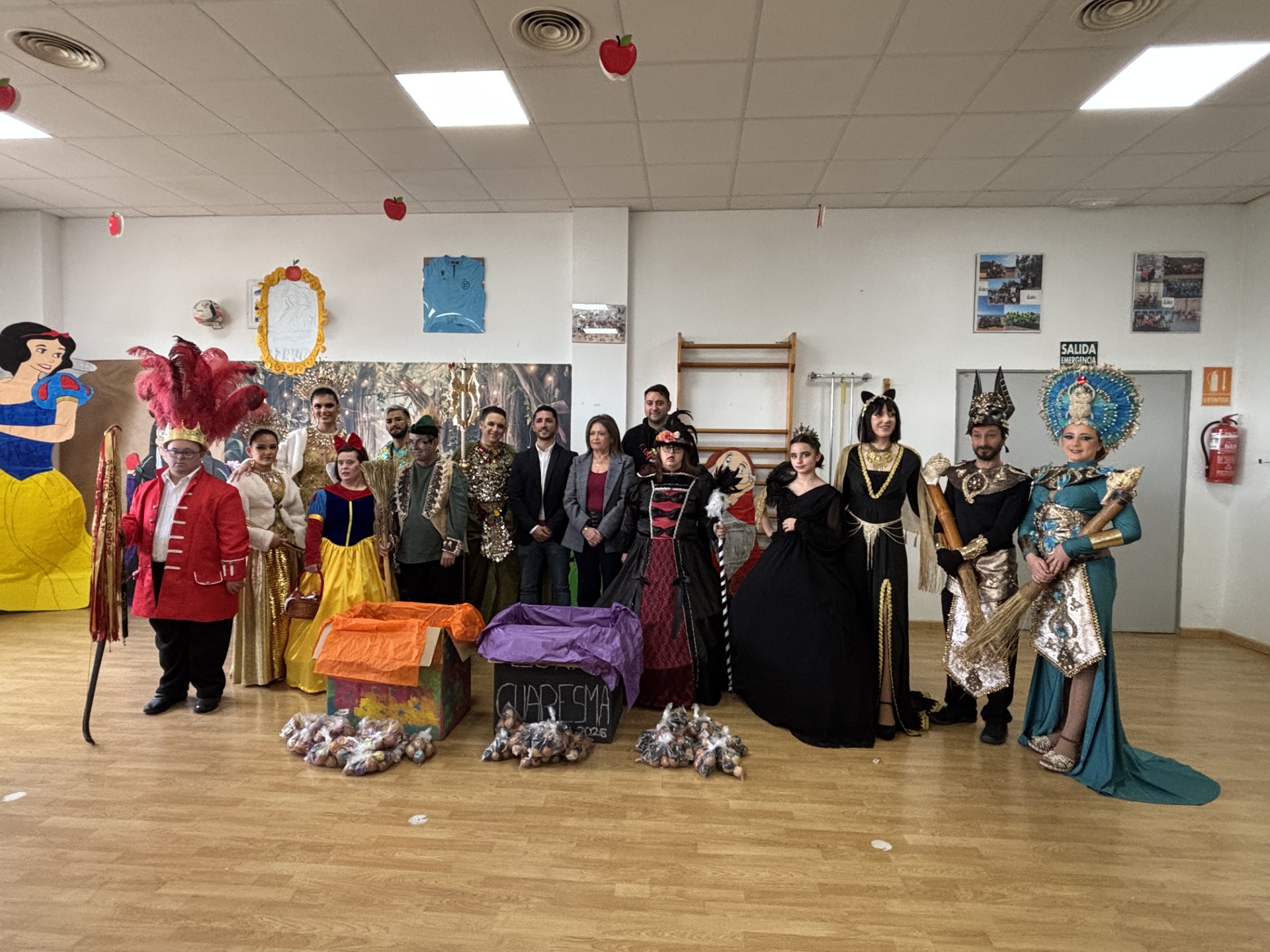 Los usuarios del Centro Ocupacional entregan “las armas” a Don Carnal y Doña Cuaresma