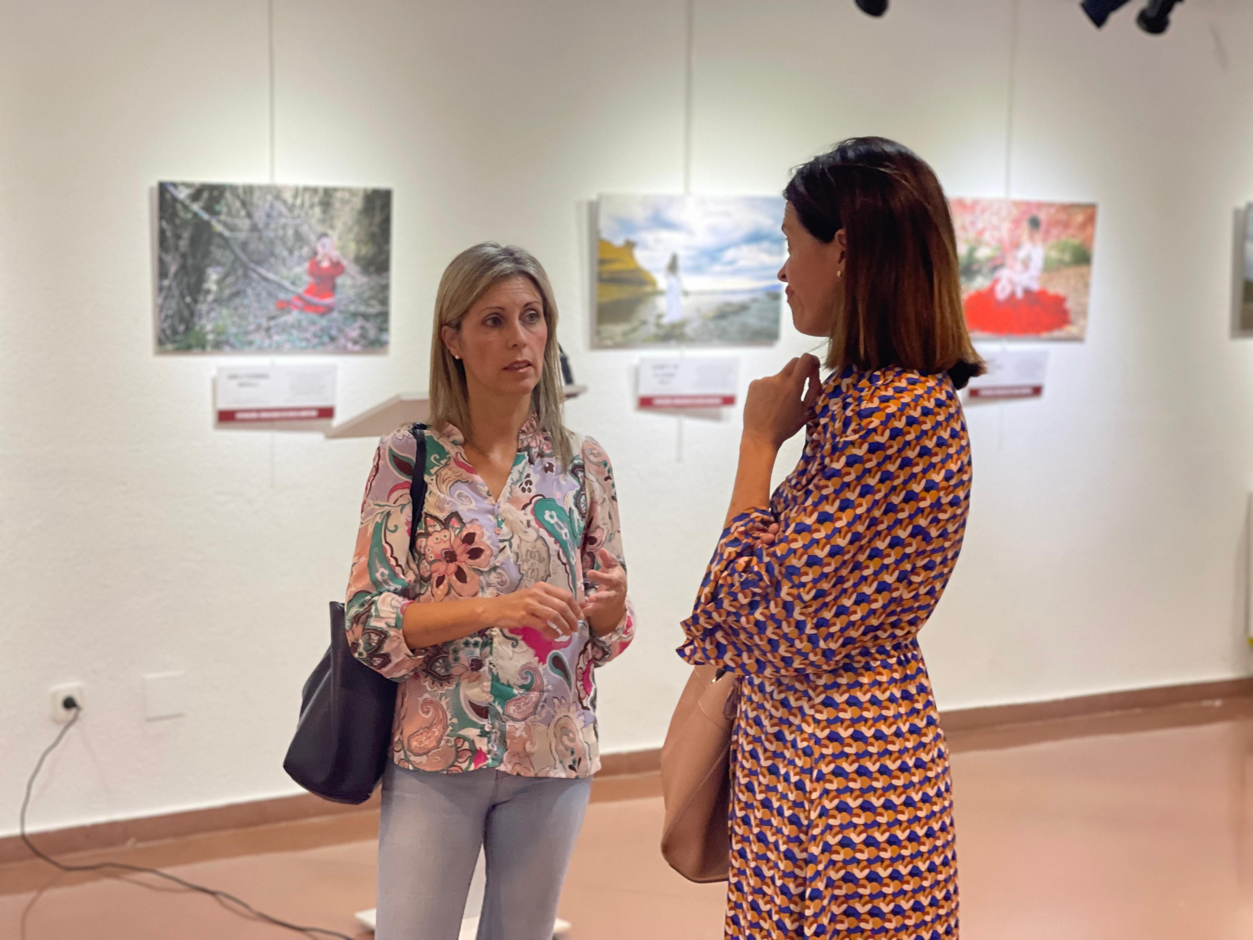 Llega a Águilas la exposición “Enraizadas”