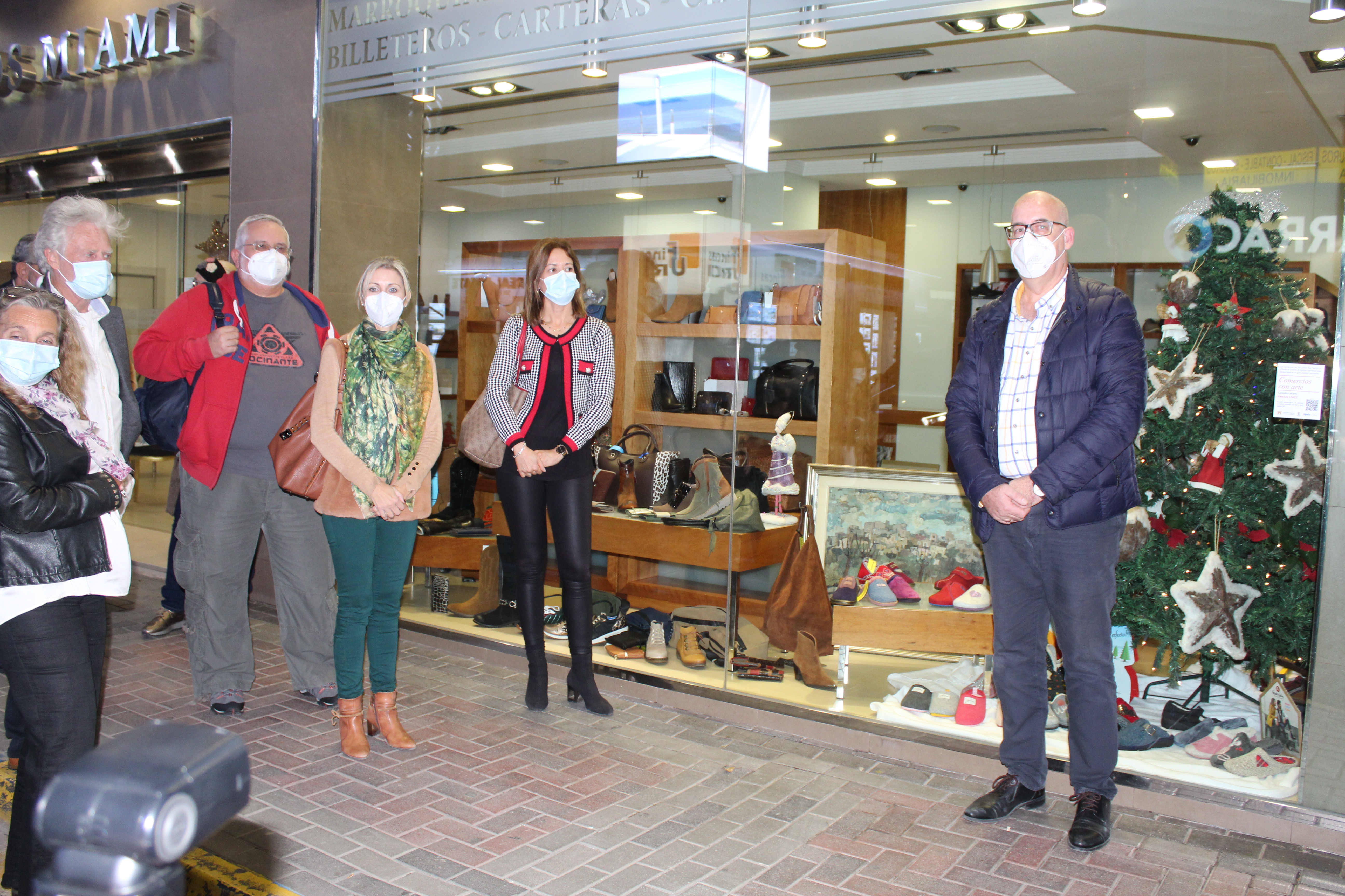 La Asociación de Amigos de la Cultura y el Ayuntamiento de Águilas inauguran una nueva edición de la exposición “Comercios con arte”