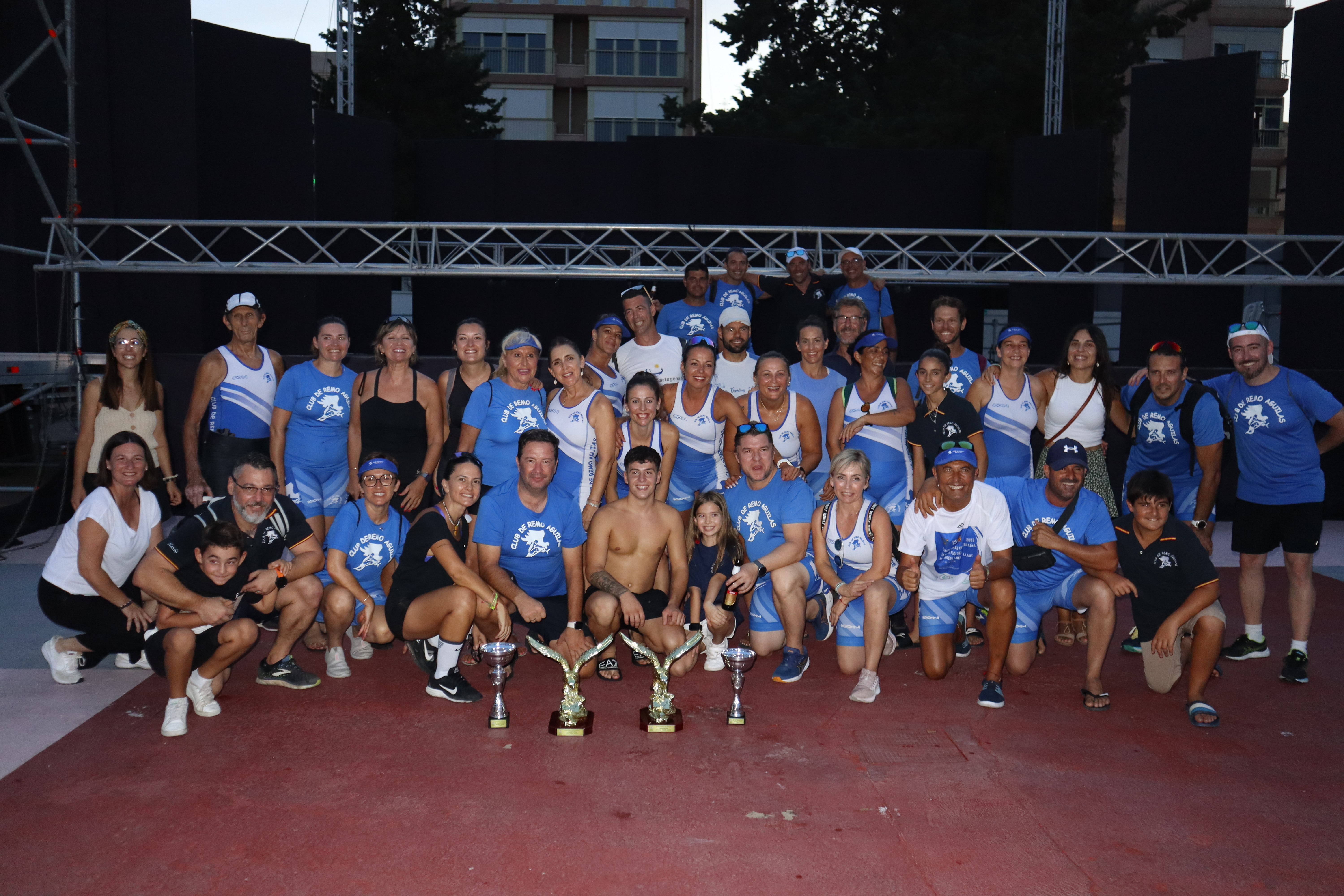 El equipo femenino La Comarca lidera la regata de botes a remo mientras que Pedro García revalida su título como campeón de la cucaña