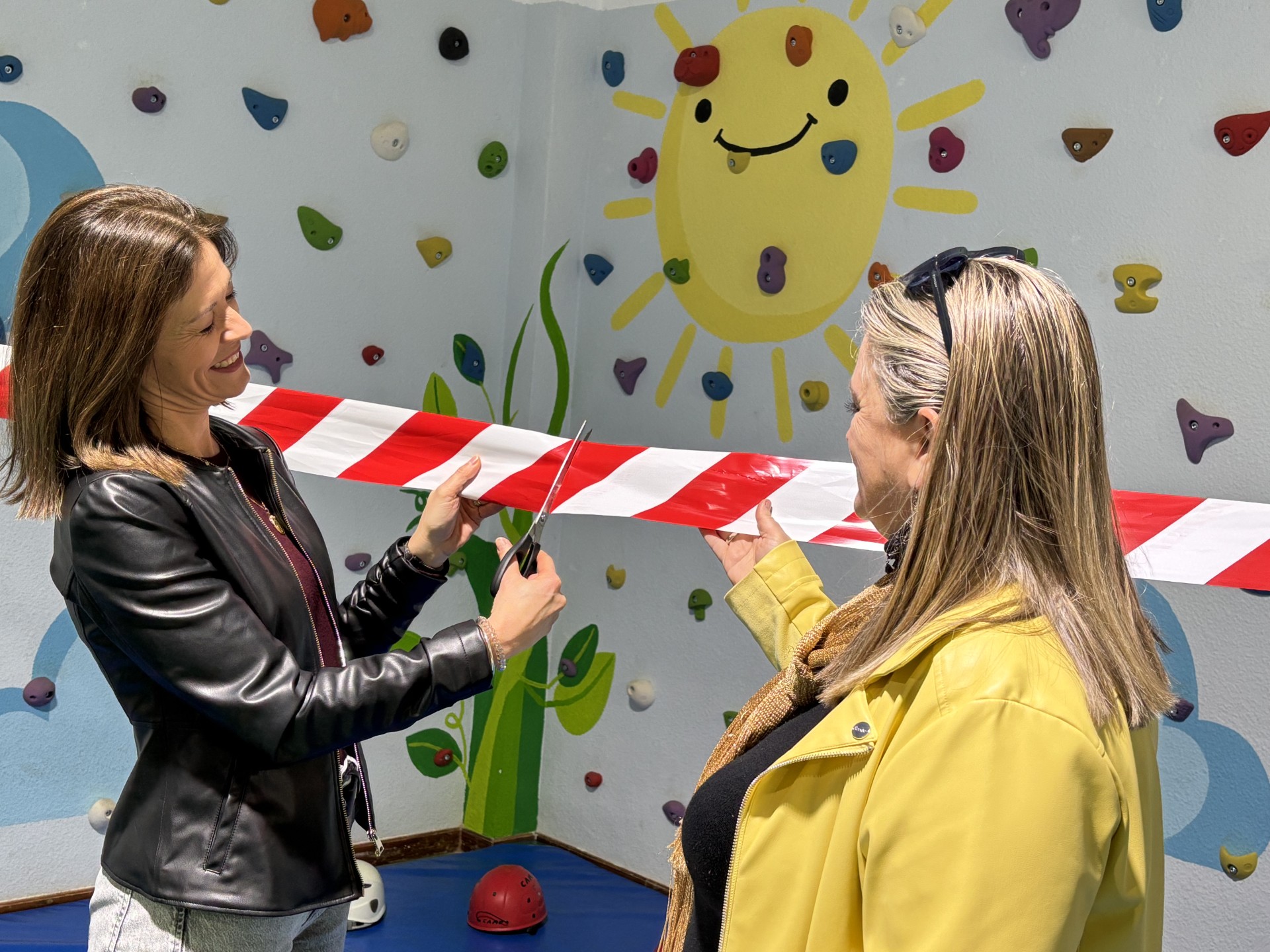 El CEIP Las Lomas estrena rocódromo en el pabellón deportivo del centro