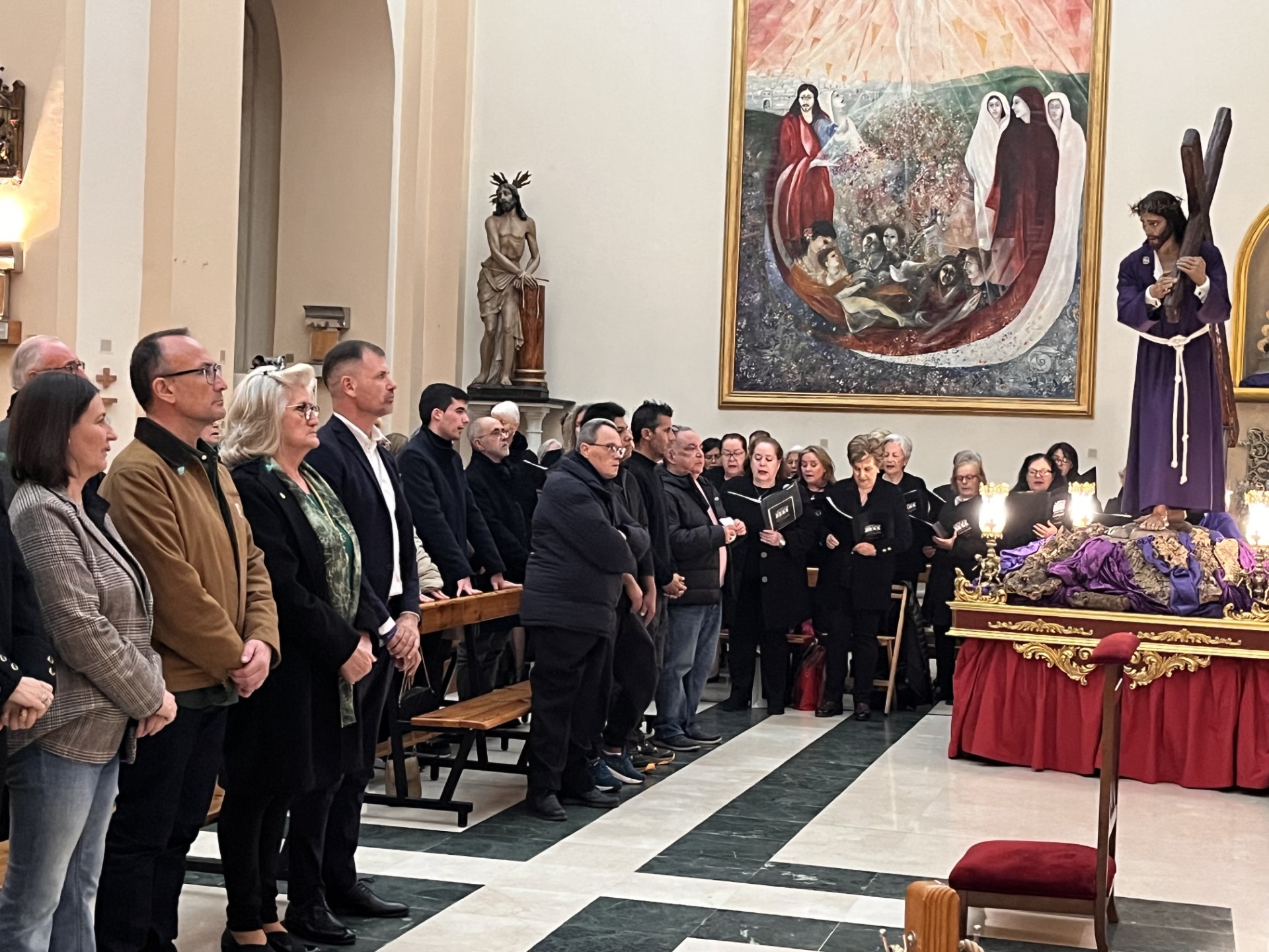 El Paso Morado celebran su tradicional besapié al Nazareno