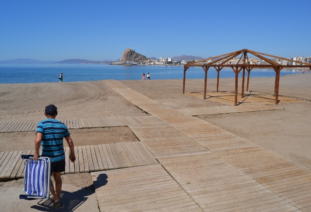 Las playas de Águilas activarán este fin de semana todos sus servicios 