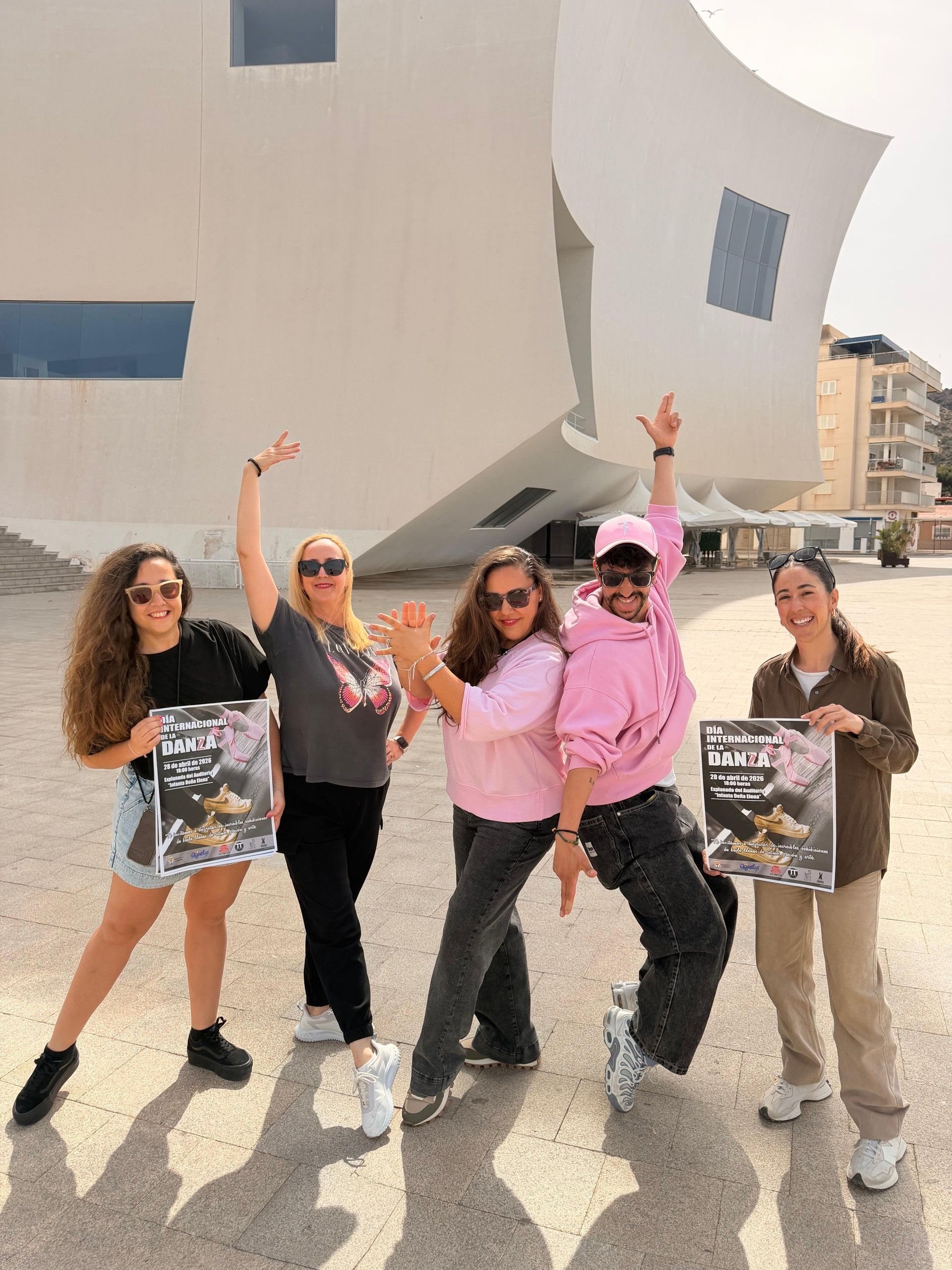 Águilas celebra el Día de la Danza con una exhibición al aire libre de academias locales