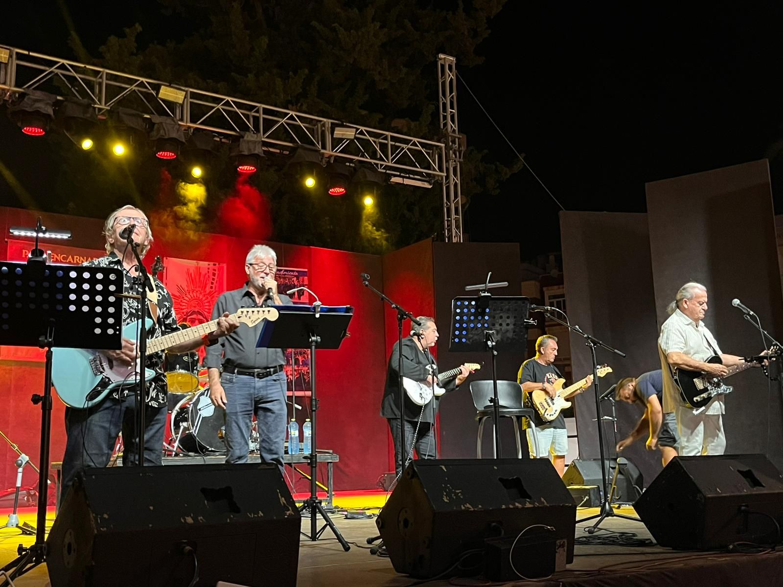 Águilas disfrutó anoche del Festival Benéfico “Música de los años 60 y 70”