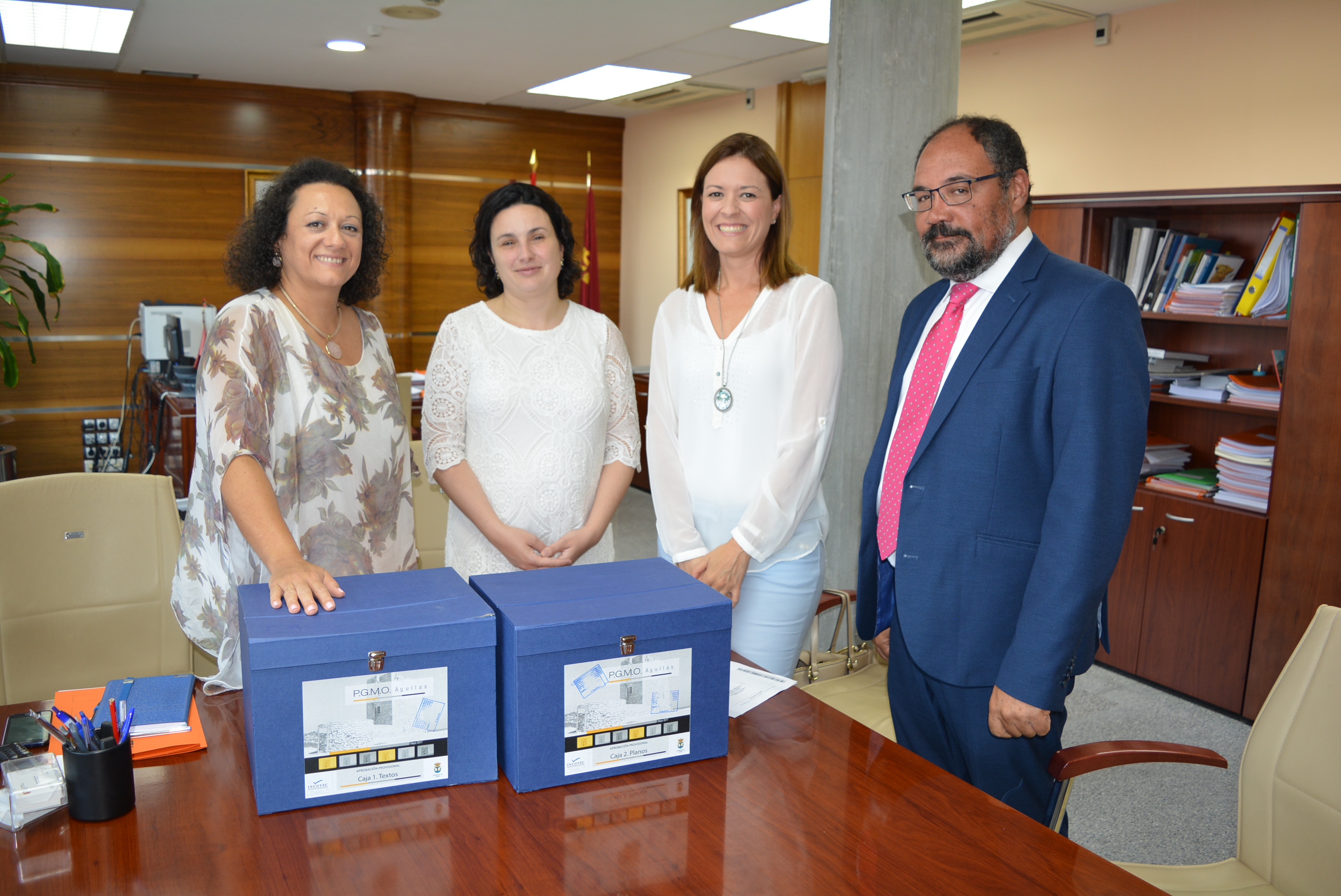 La alcaldesa y el edil de Urbanismo entregan el PGOU a la secretaria general de Presidencia