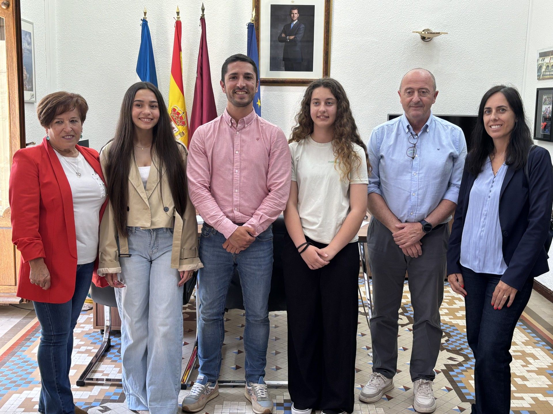 El Ayuntamiento recibe a dos alumnas del IES Europa distinguidas con prestigiosas becas educativas