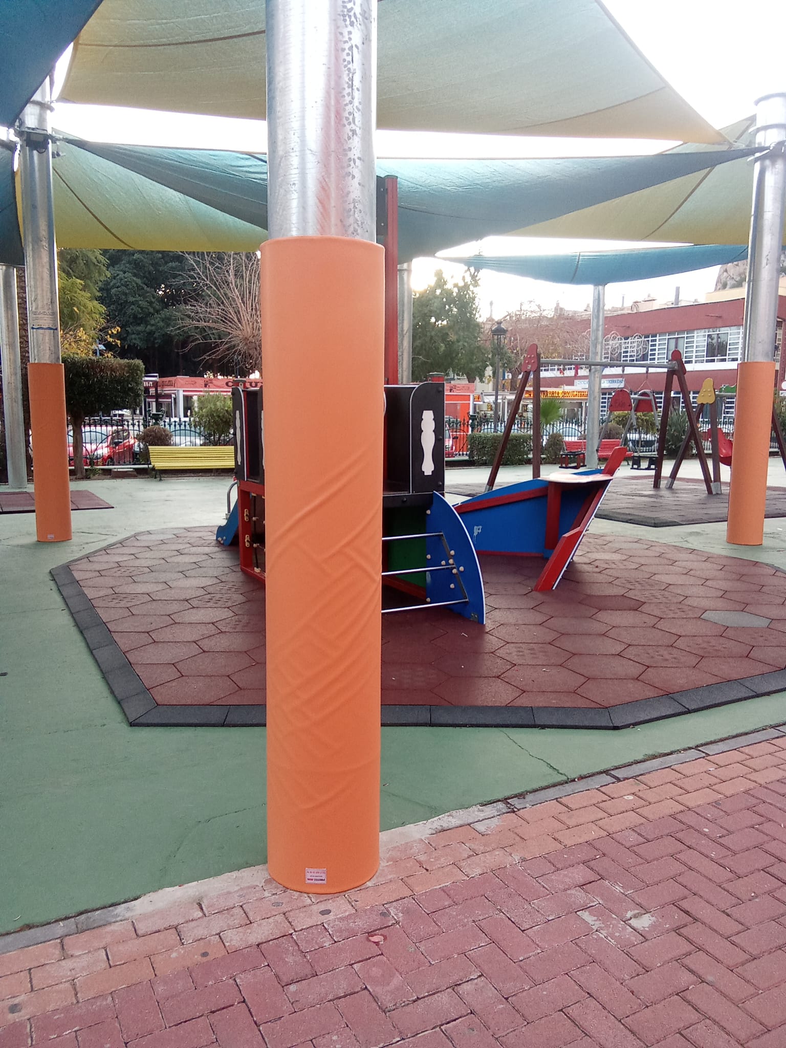 Ya se han instalado las superficies acolchadas sobre las estructuras de sombraje de Robles Vives