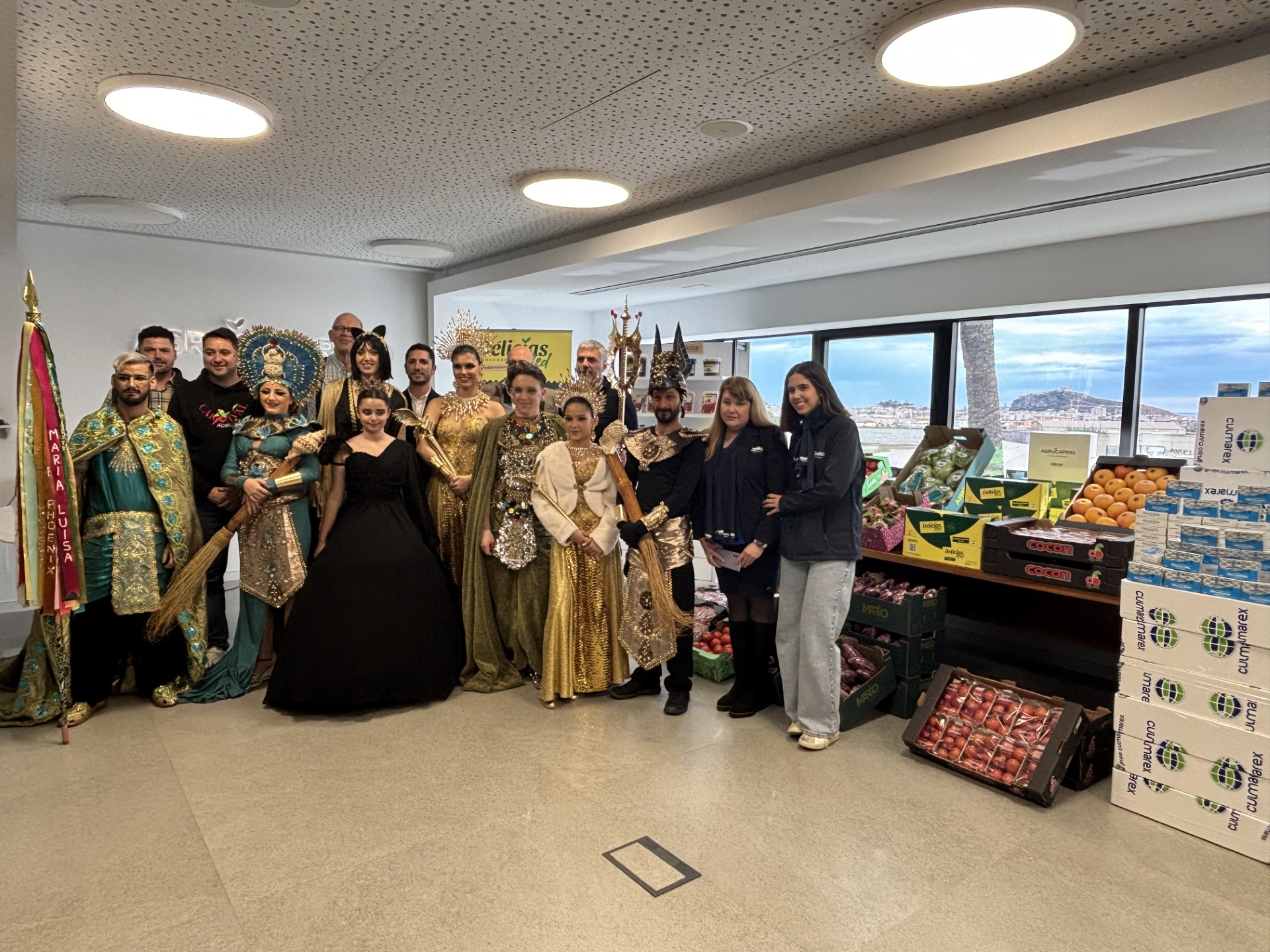 Los personajes del Carnaval reciben su peso en productos de la tierra