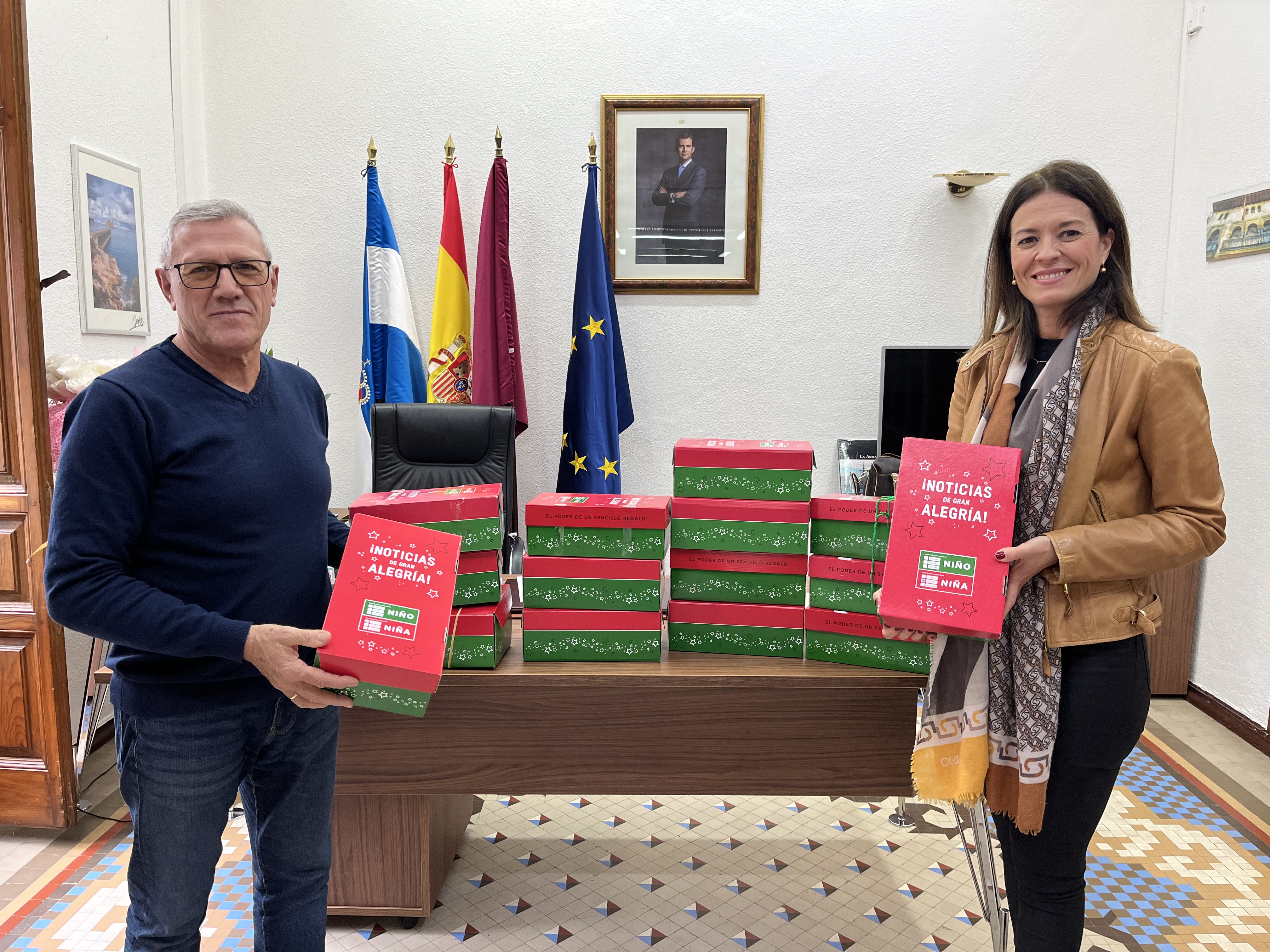 La IEB de Águilas recoge 200 cajitas en la Operación Niño de la Navidad 2023