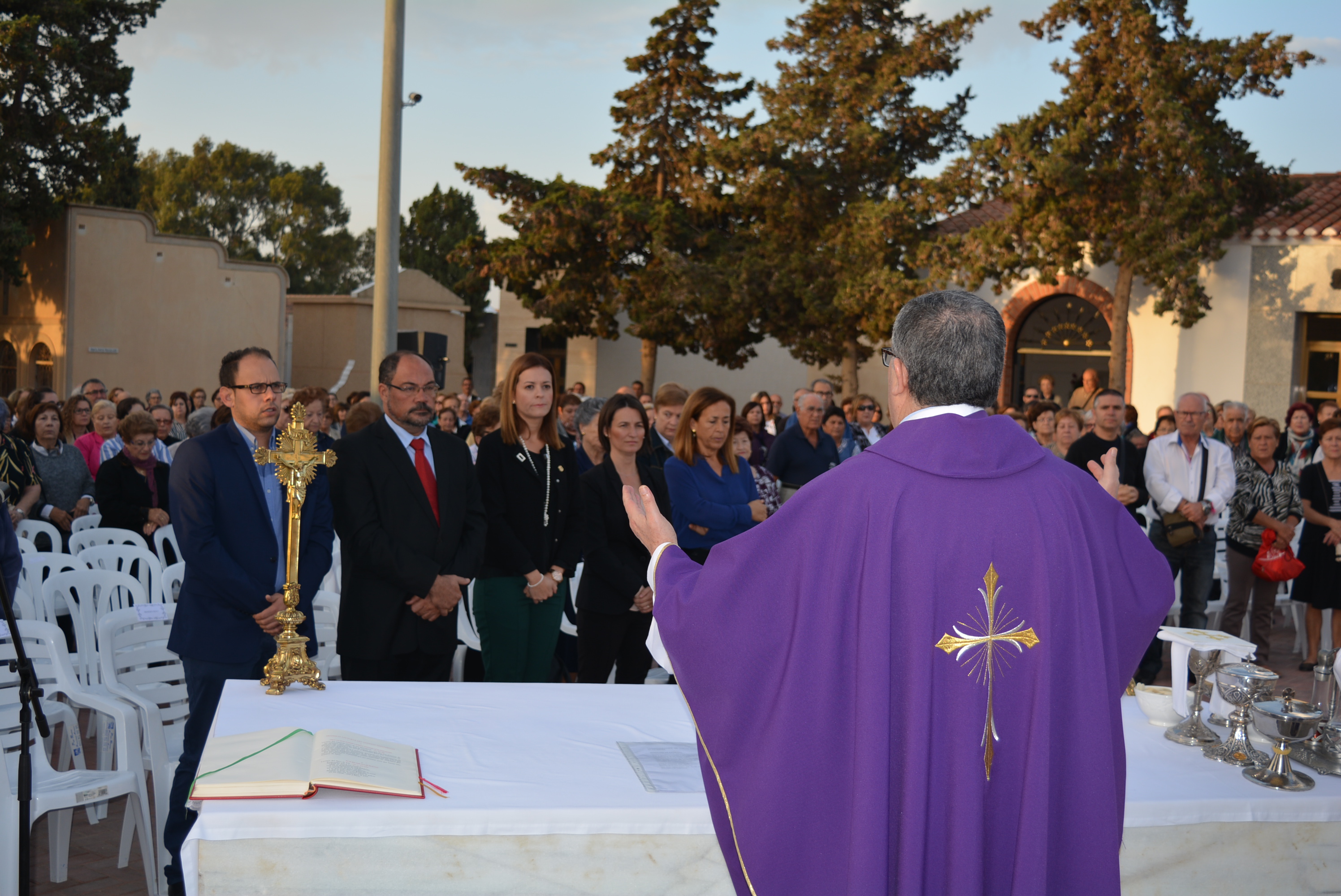 Medio millar de personas asisten a la misa de los Fieles Difuntos