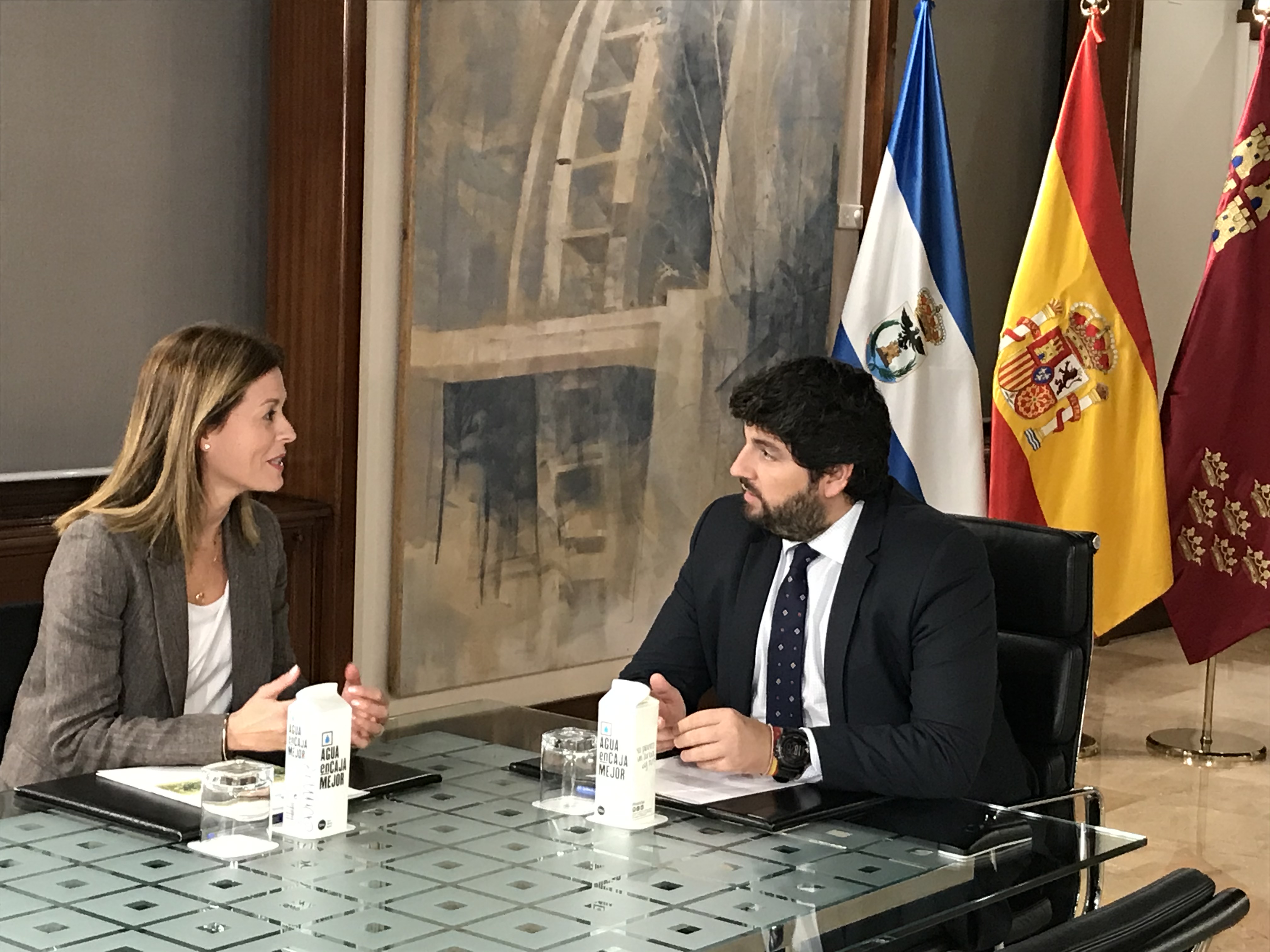 La alcaldesa solicita al jefe del Ejecutivo autonómico celeridad en la aprobación del PGOU, mejoras sanitarias y educativas y la construcción de una rotonda entre Calabardina y Marina de Cope 