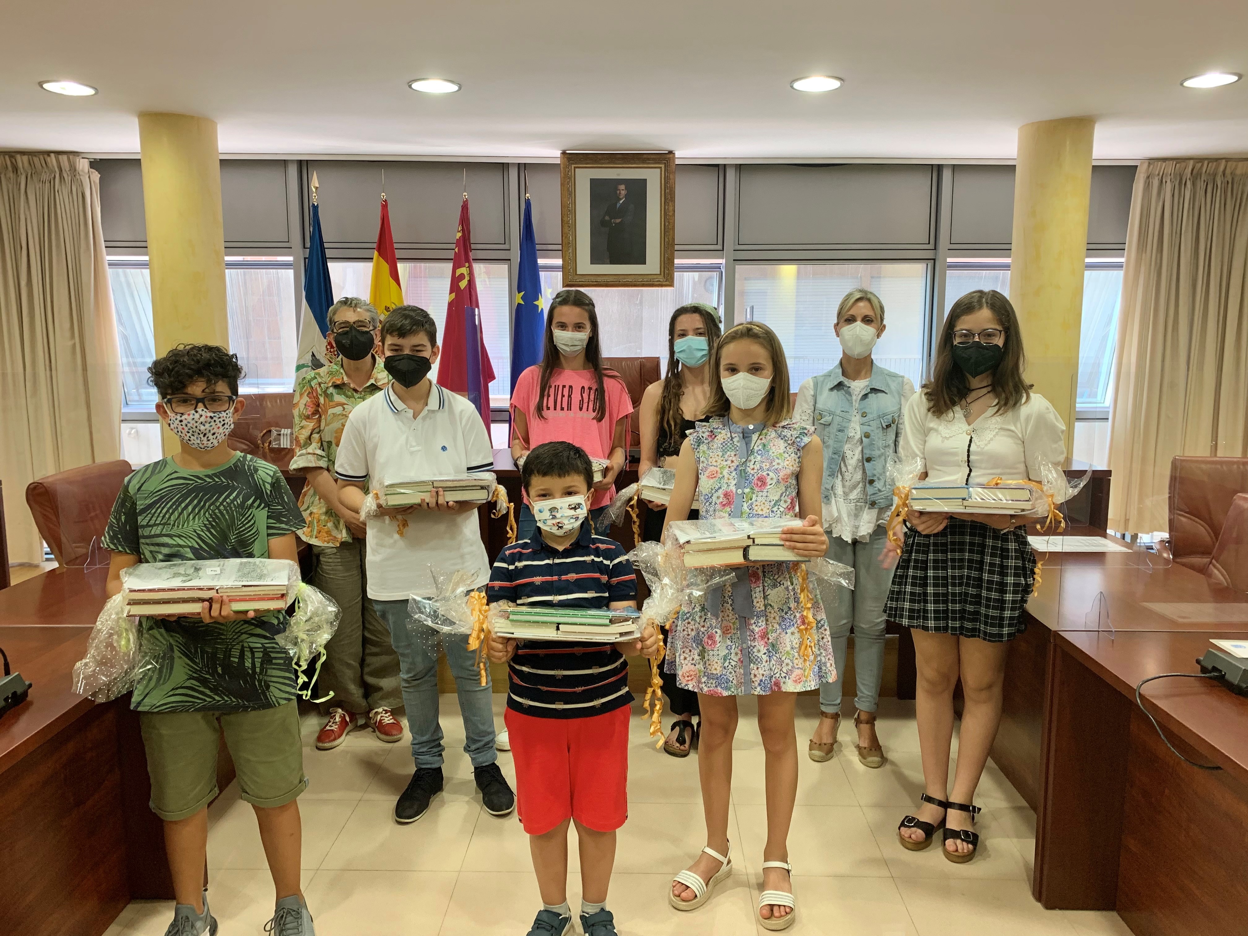 Los ganadores de los concursos escolares de marcapáginas y microrrelatos del Día del Libro recogen sus premios