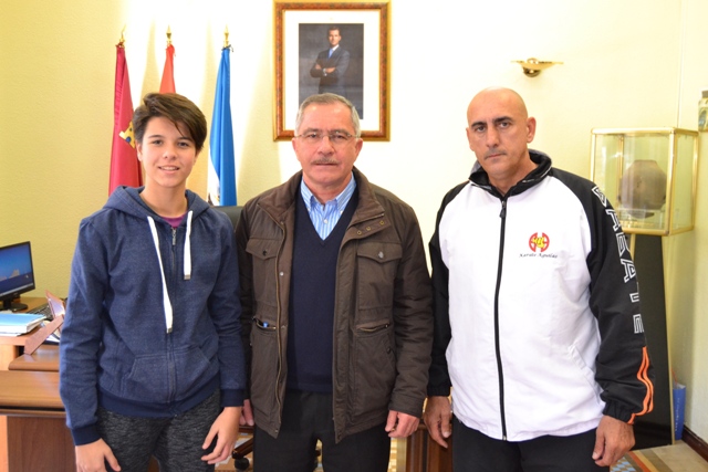 El alcalde recibe a la karateka aguileña Marina Cáceres 