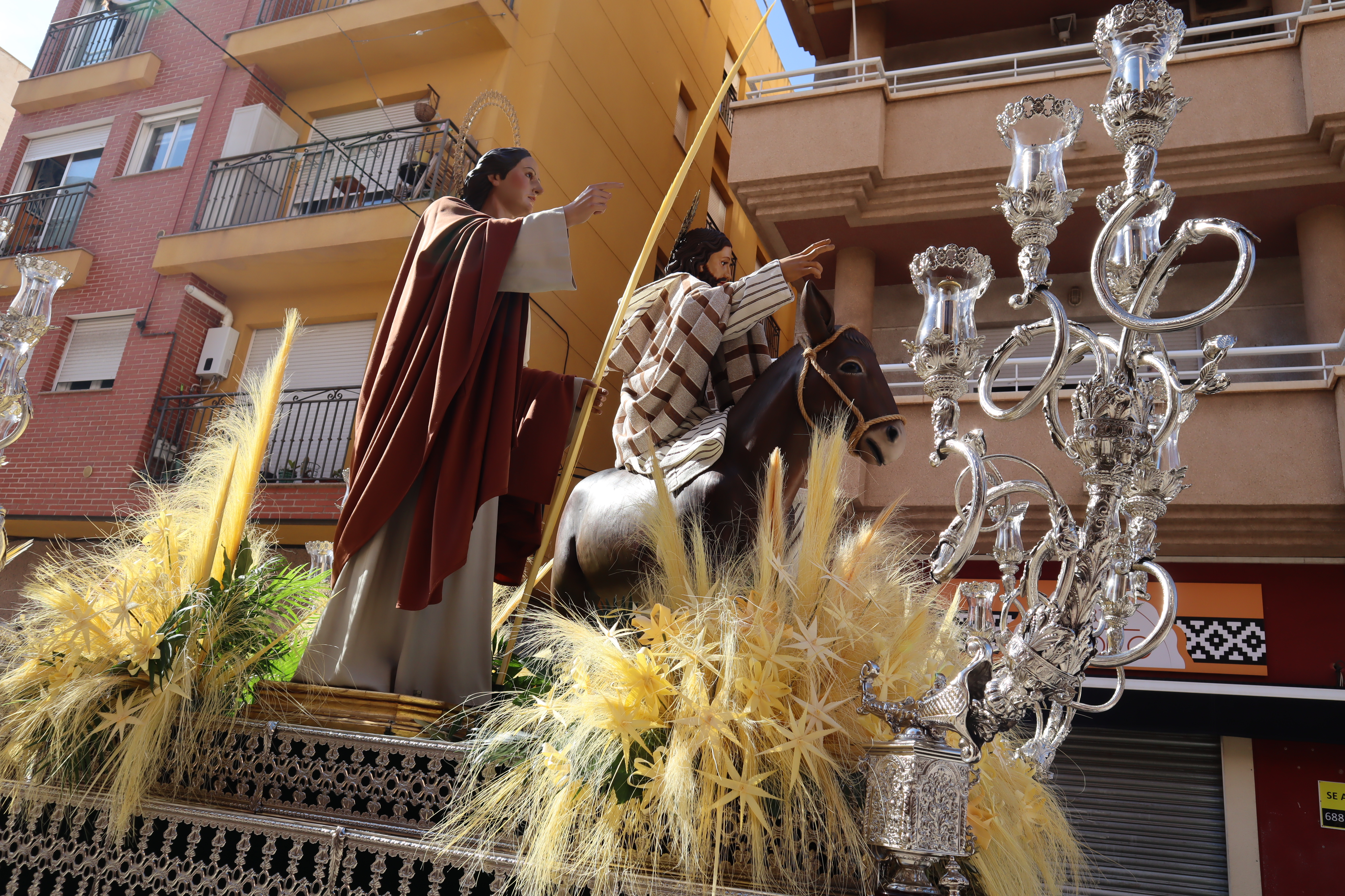 La procesión de las Palmas recorre las calles de Águilas