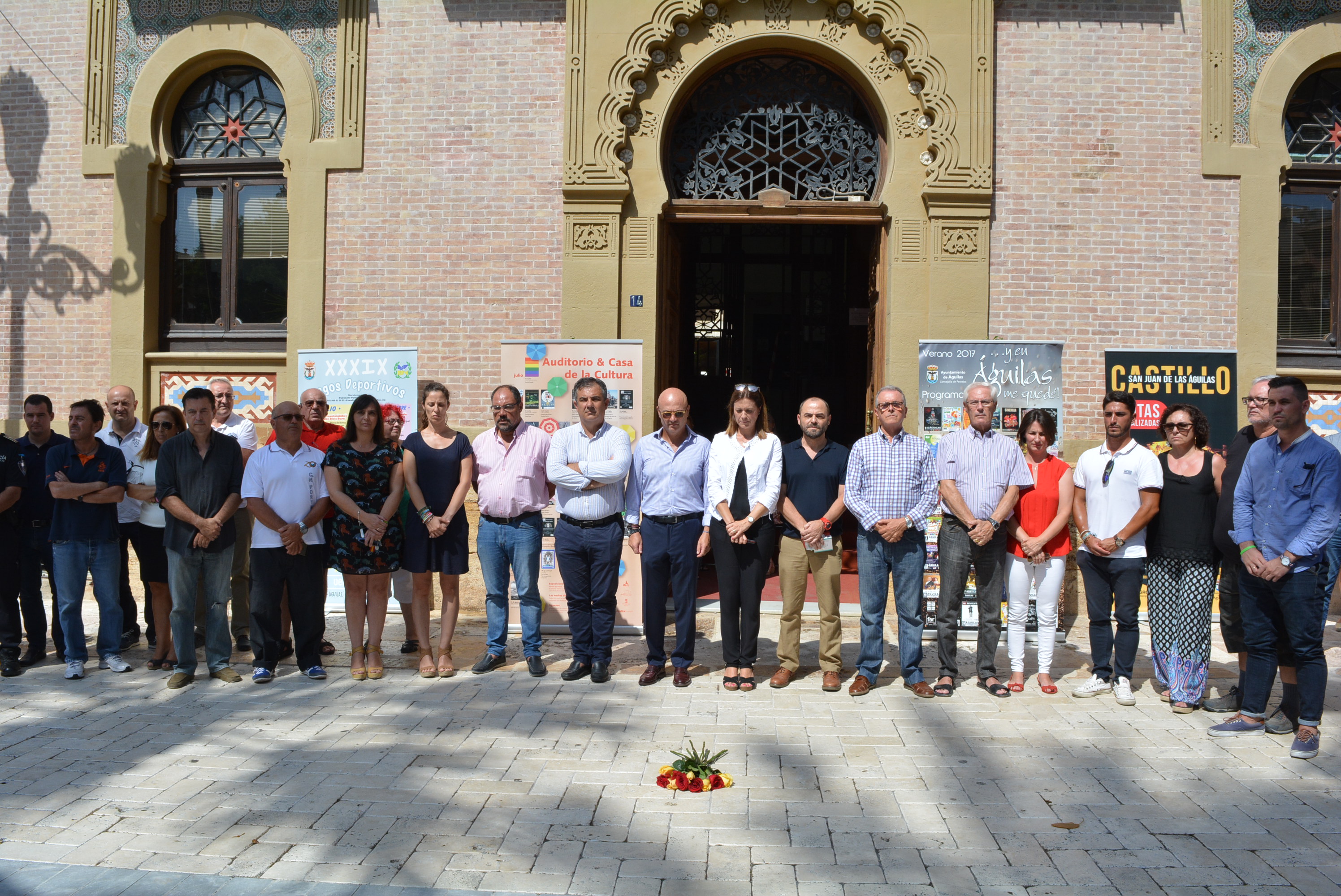 Más de un centenar de personas muestran su condena ante el terrorismo