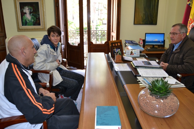 El alcalde recibe a la karateka aguileña Marina Cáceres 