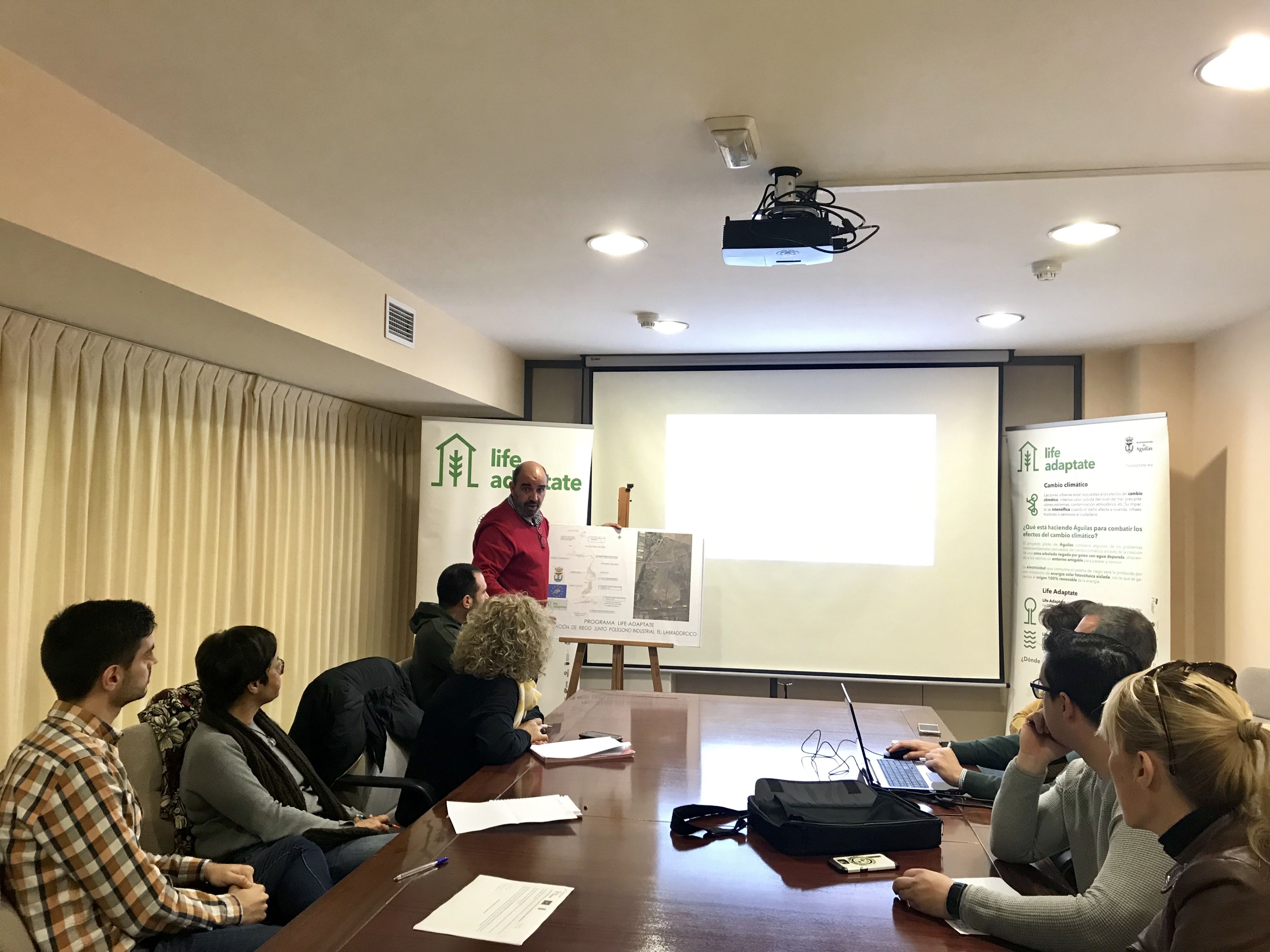 Representantes de los sectores de la hostelería y el comercio participan en la primera mesa de participación ciudadana preparatoria del Pacto de los alcaldes por el clima y la energía (PACES) 