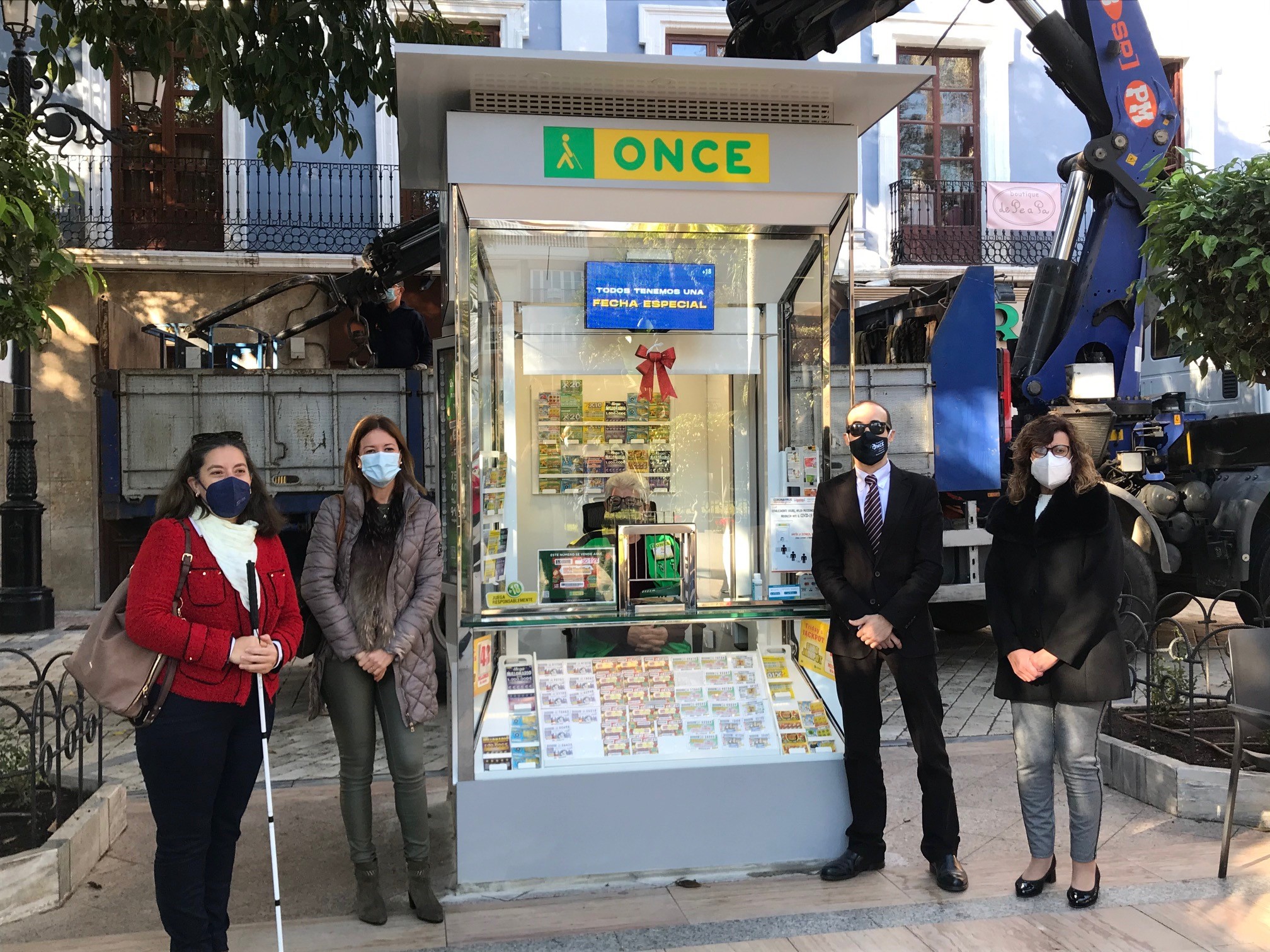 La ONCE instala en Águilas dos nuevos quioscos de ventas más accesibles