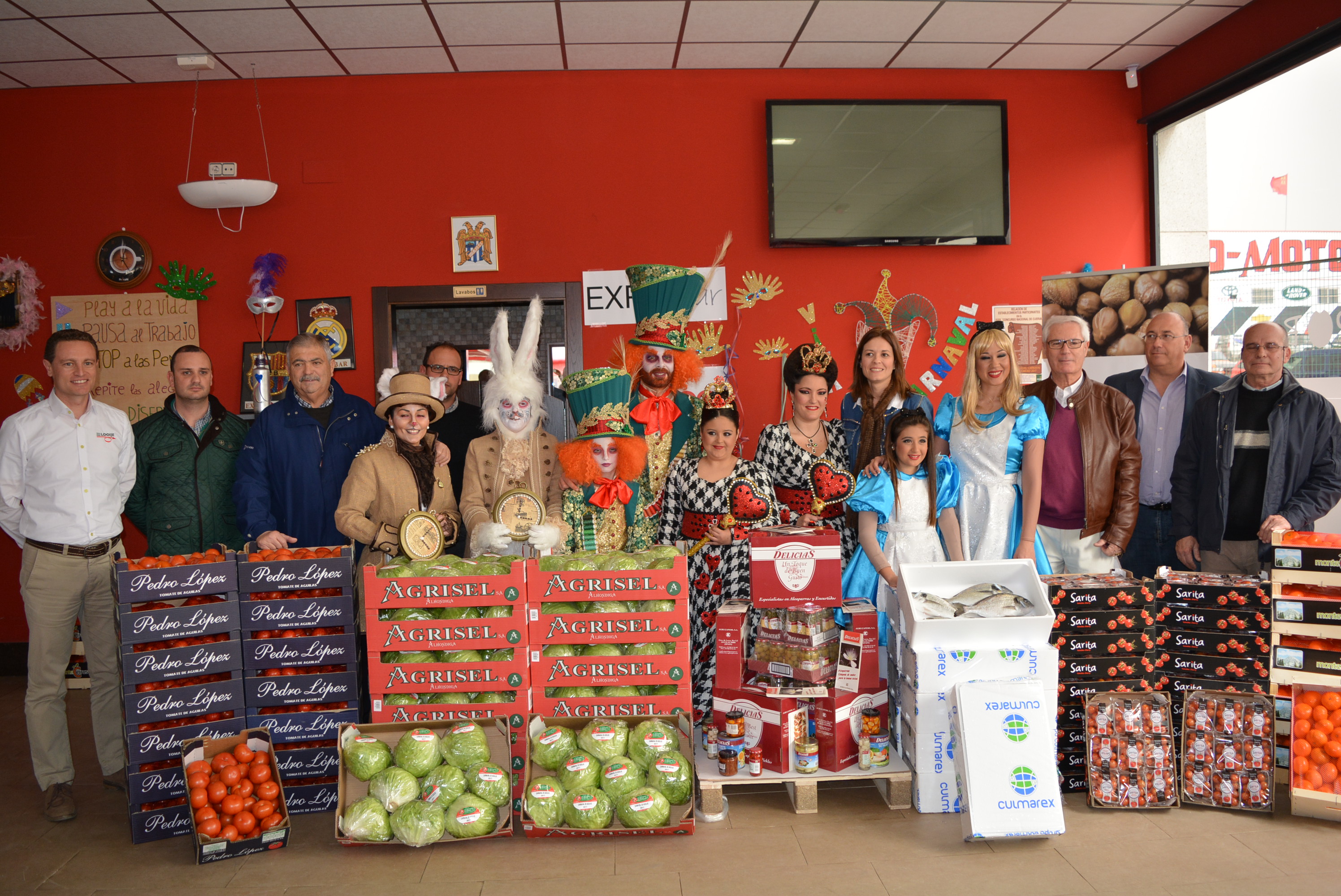 Los personajes de Carnaval reciben su peso en productos de la tierra