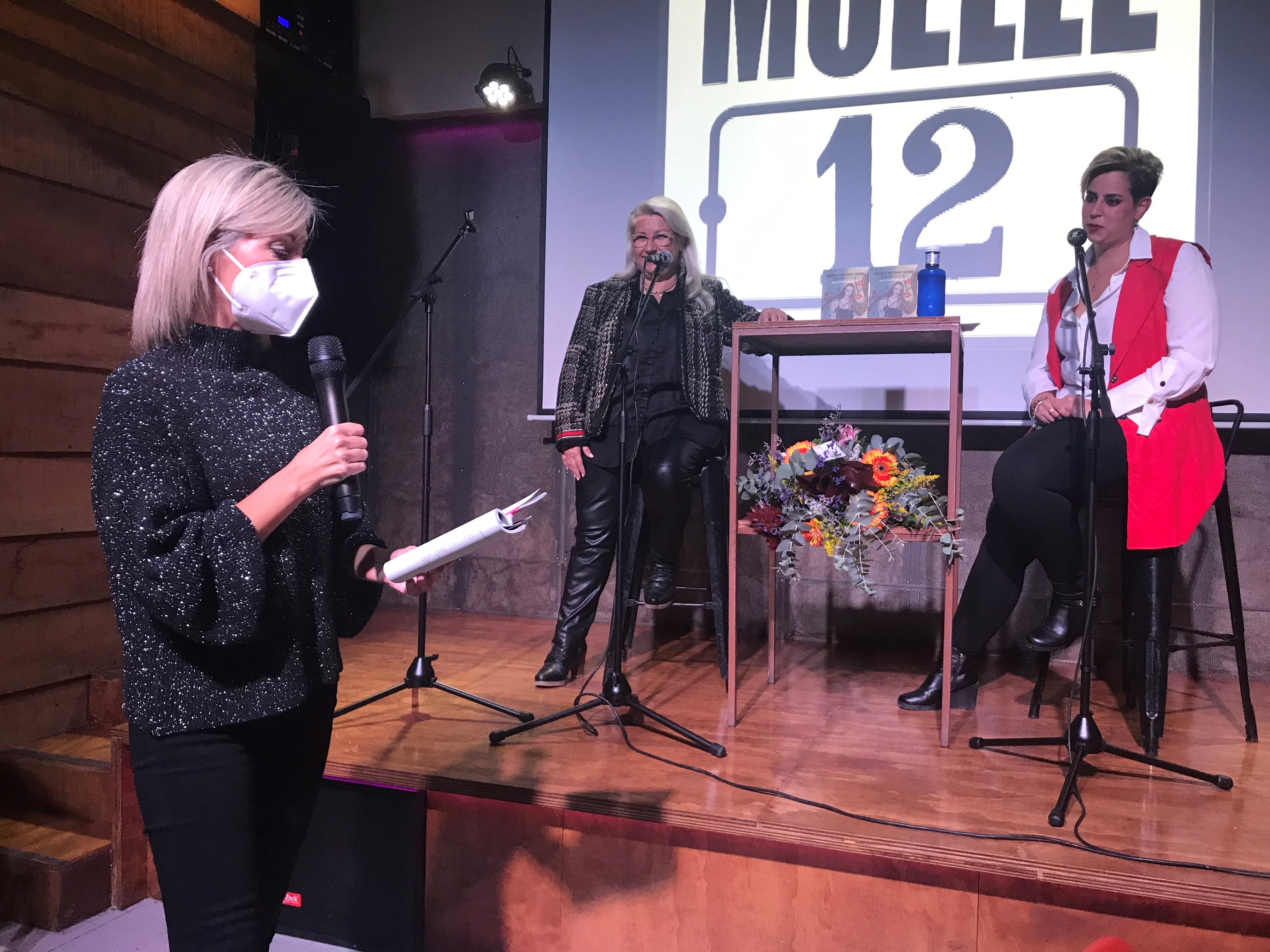  El público respalda a Alicia Segovia Regadera en la presentación de su último libro