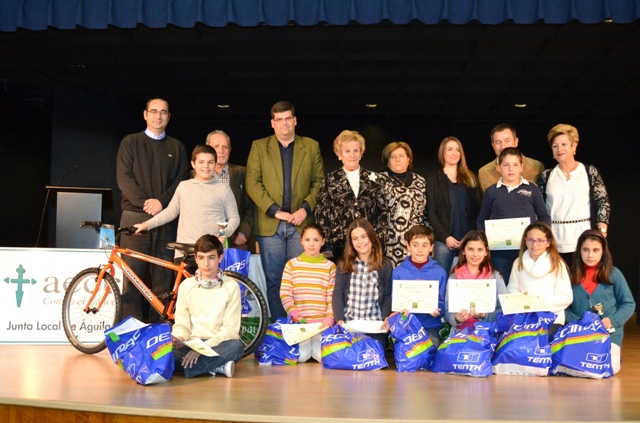 La junta local de la AECC entrega los premios del V Concurso de Redacción Escolar