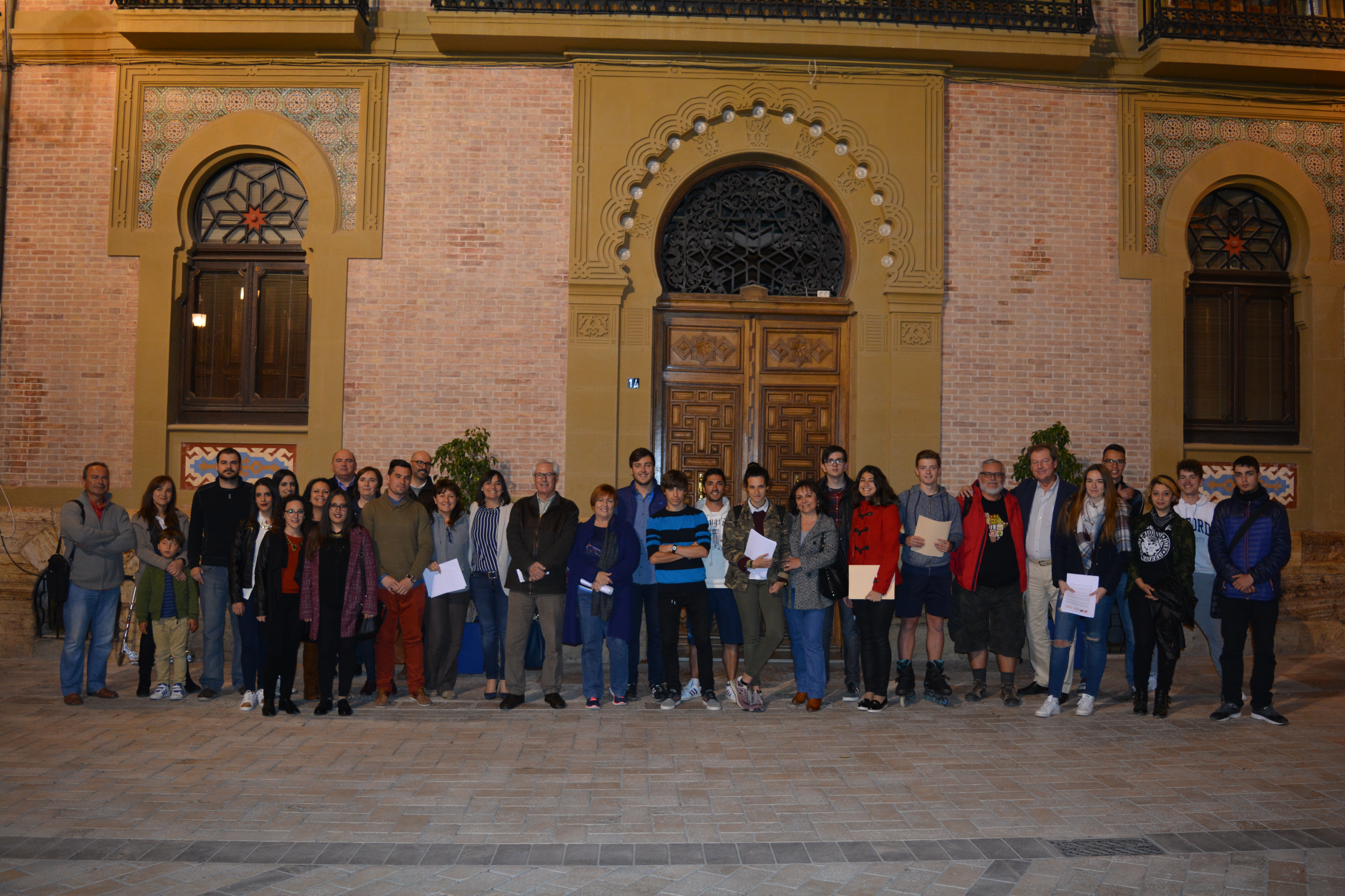 Los integrantes de la asociación JEA dan lectura a un manifiesto por la educación