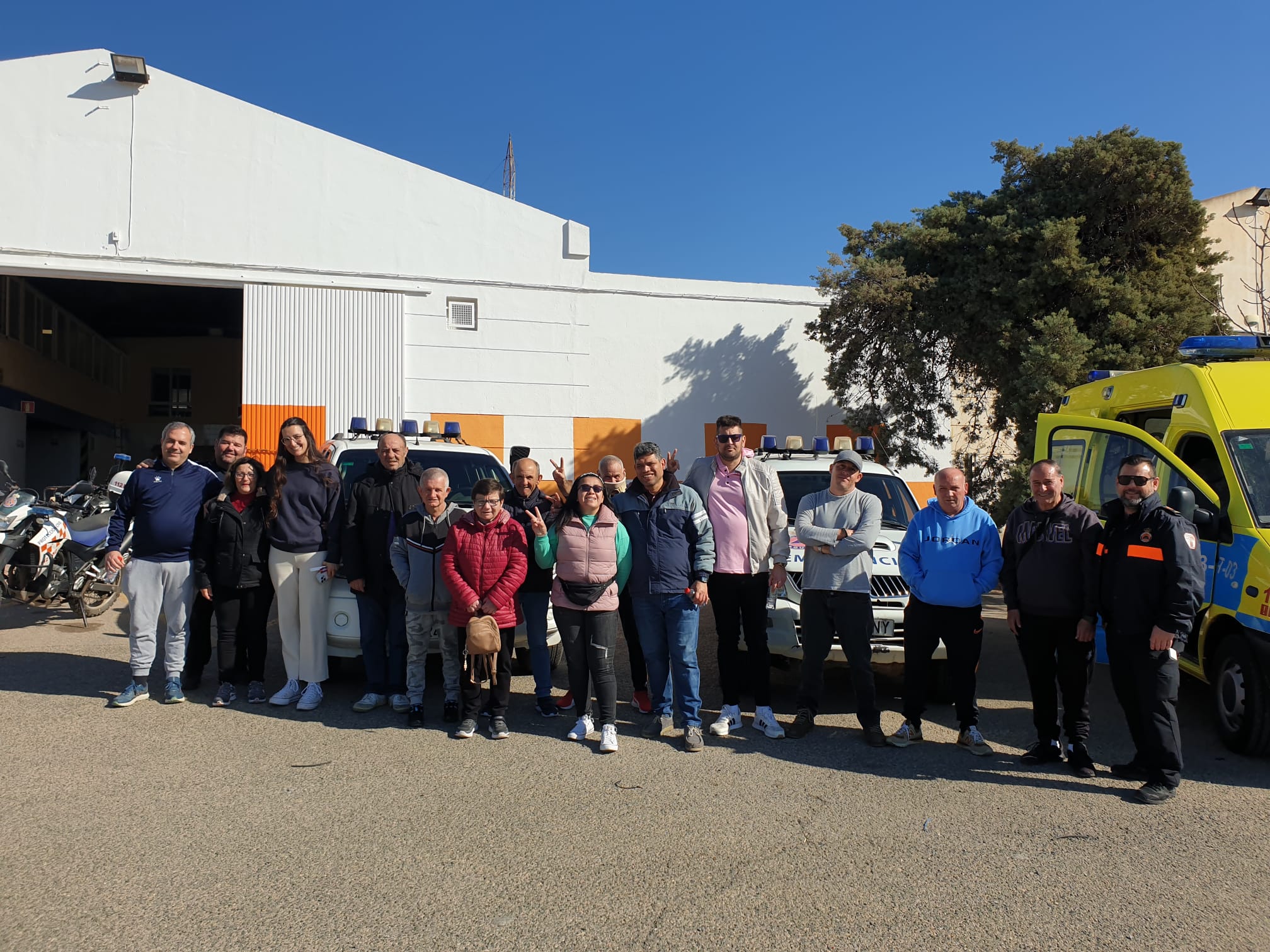 Usuarios de Afemac visitan la base de Protección Civil