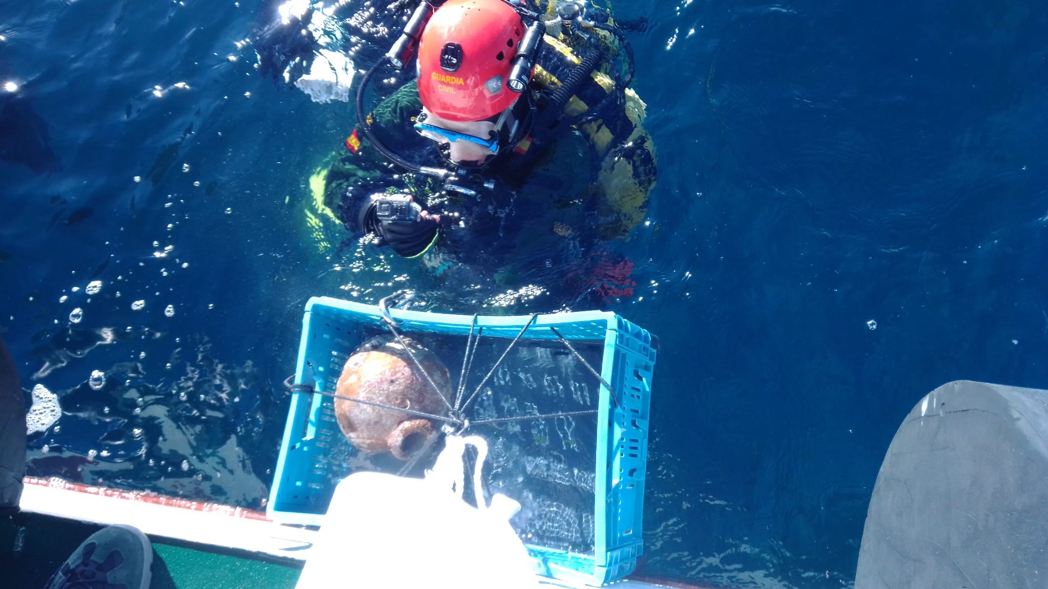 Recuperada una botija andaluza competa del siglo XVI en el entorno de la Isla del Fraile