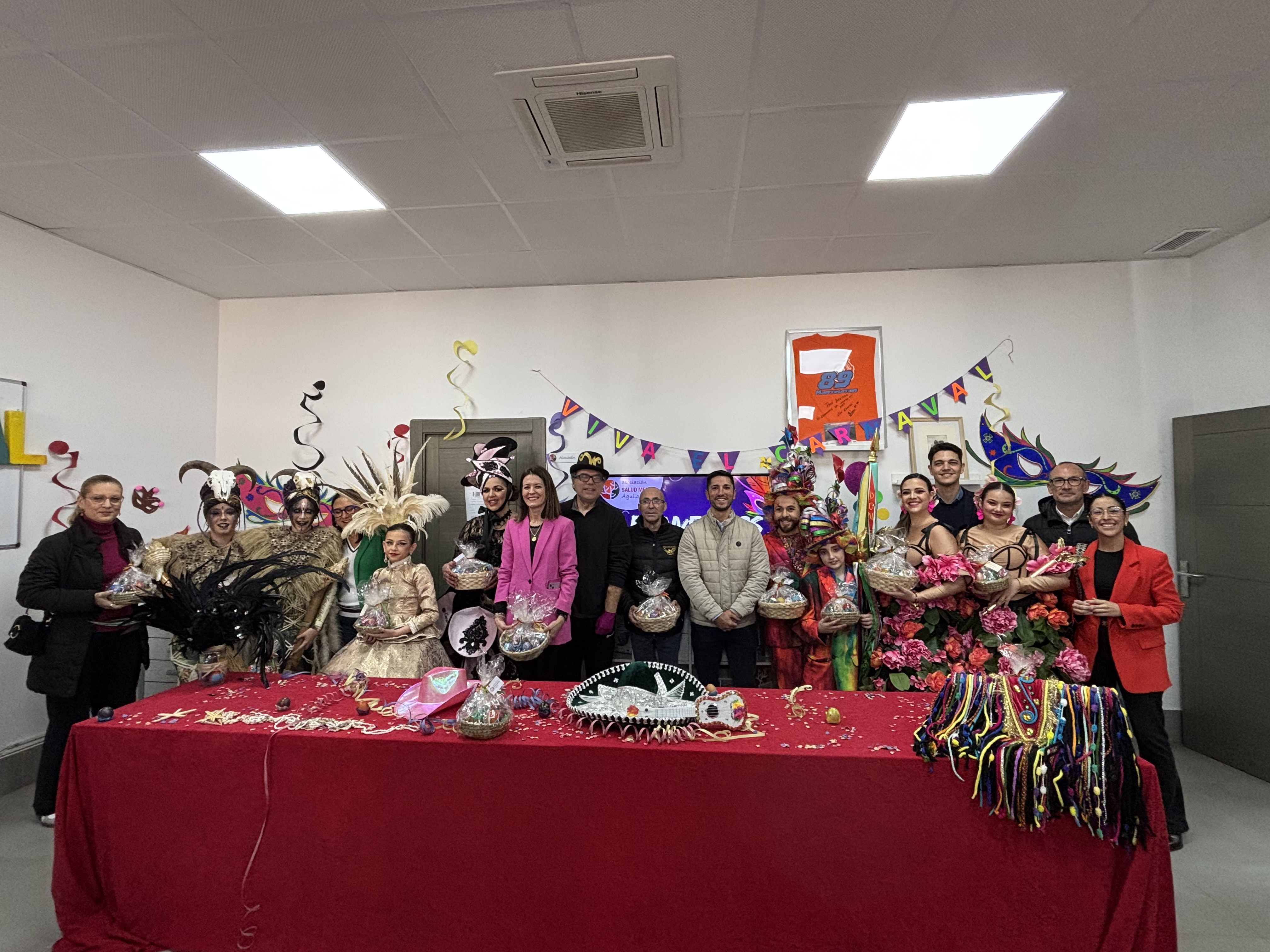 Los personajes del Carnaval visitan a los usuarios de Afemac