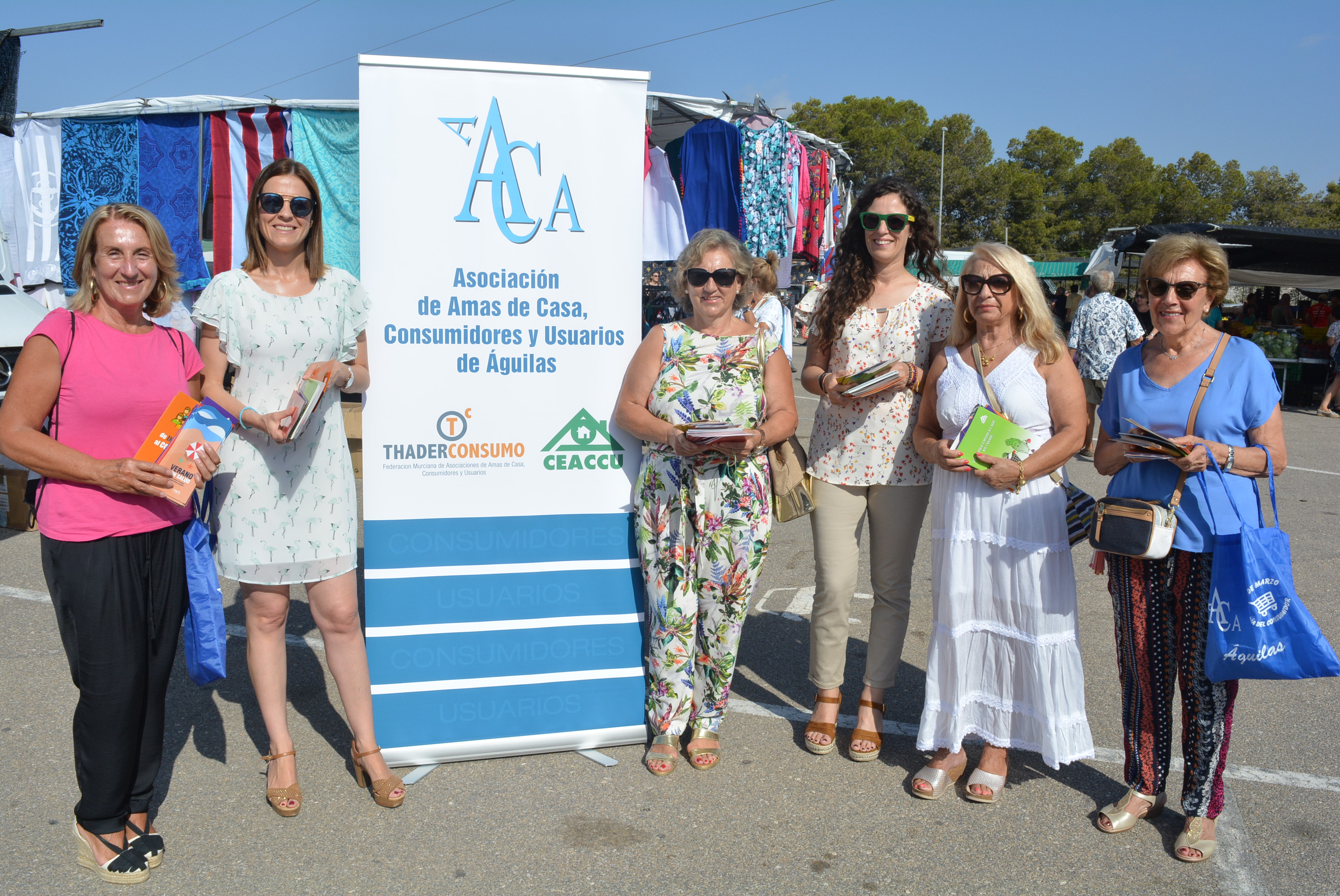 La asociación de Amas de Casa, Consumidores y Usuarios lleva a cabo una campaña informativa en el mercado semanal