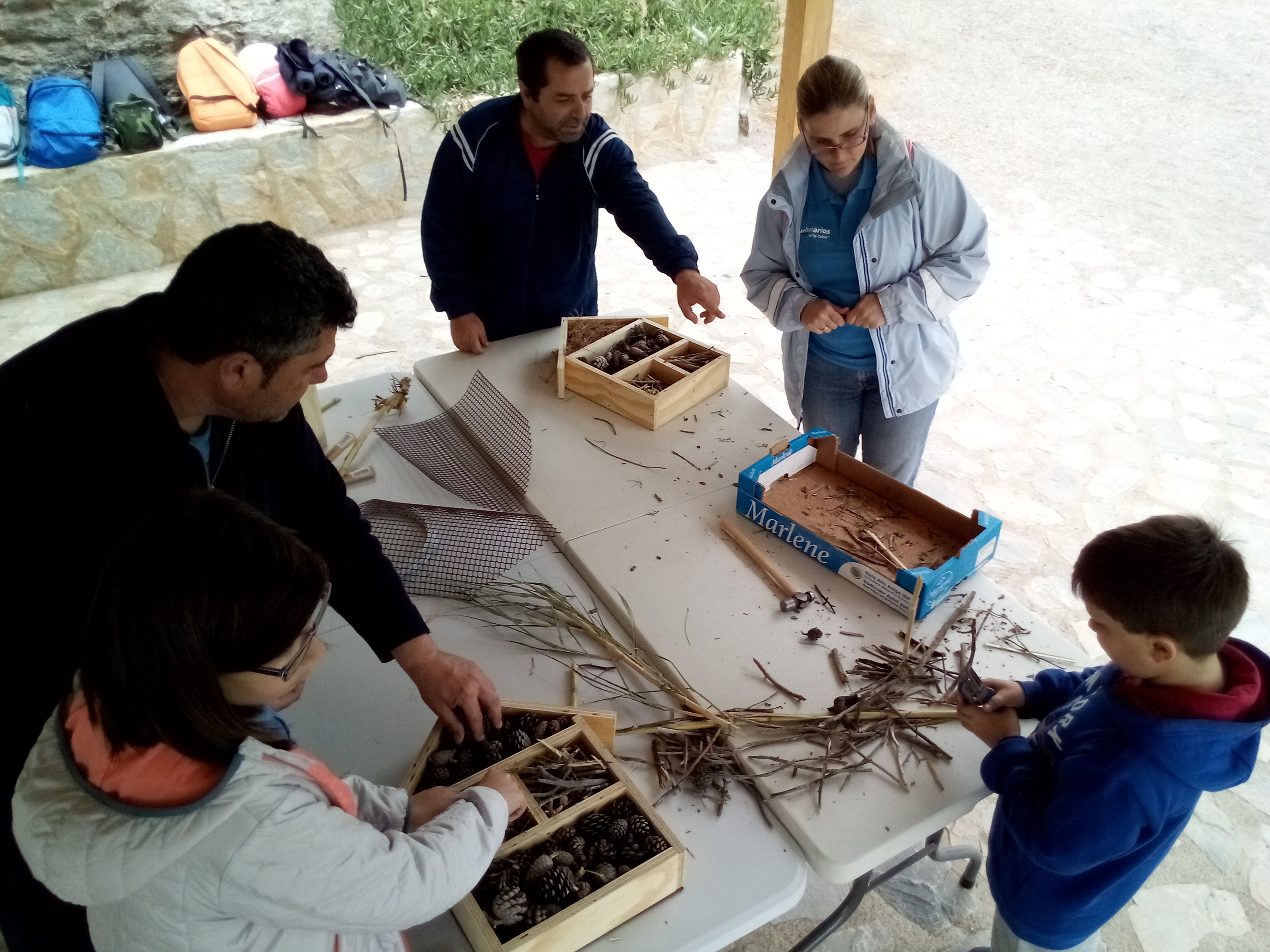 Los usuarios de Afemac participan en una jornada medio ambiental en el Molino del Saltaor