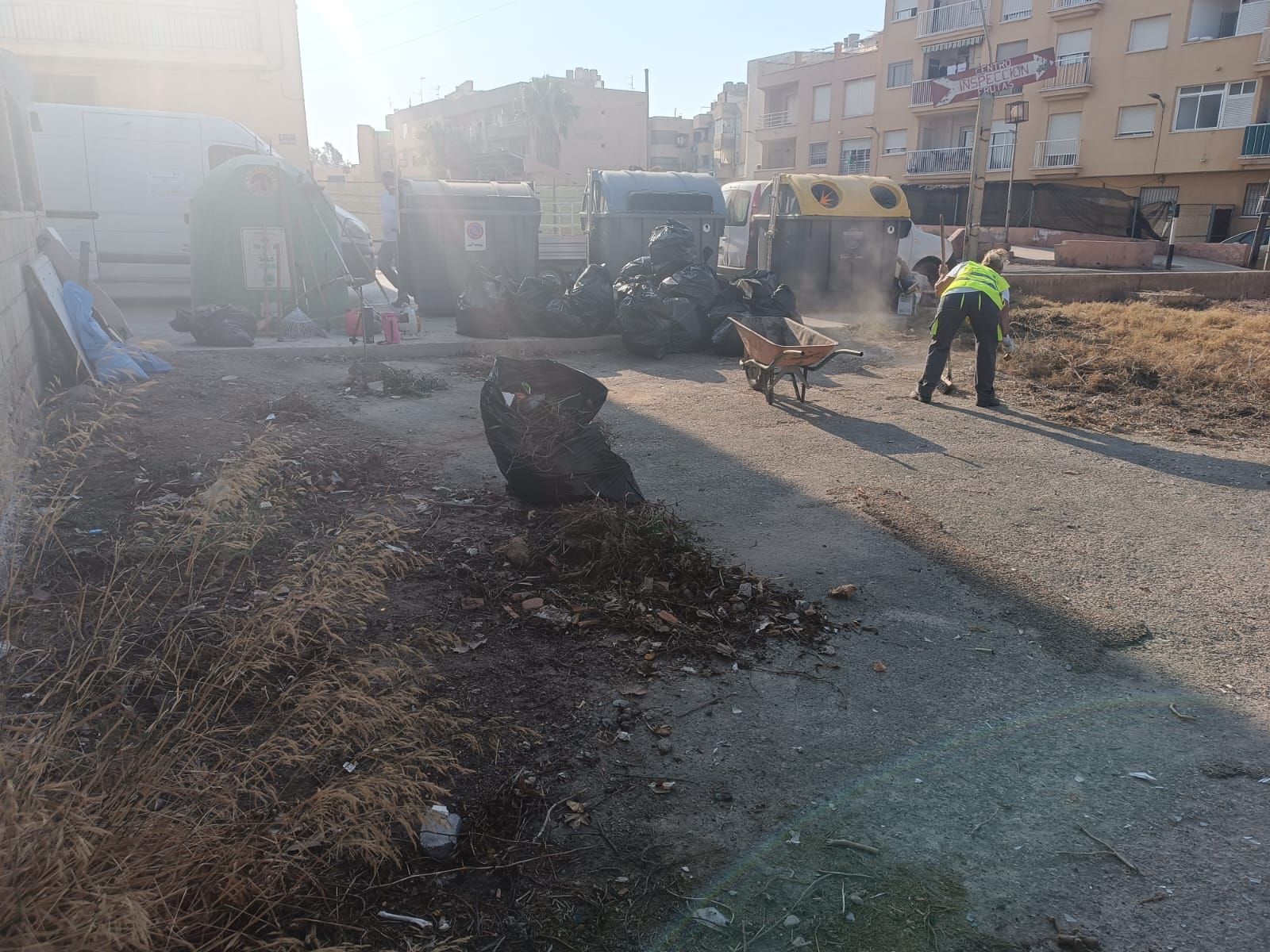 Los alumnos-trabajadores del programa experiencial "Águilas Más Limpia" retiran más de 120 sacos de residuos en las inmediaciones de la línea del ferrocarril