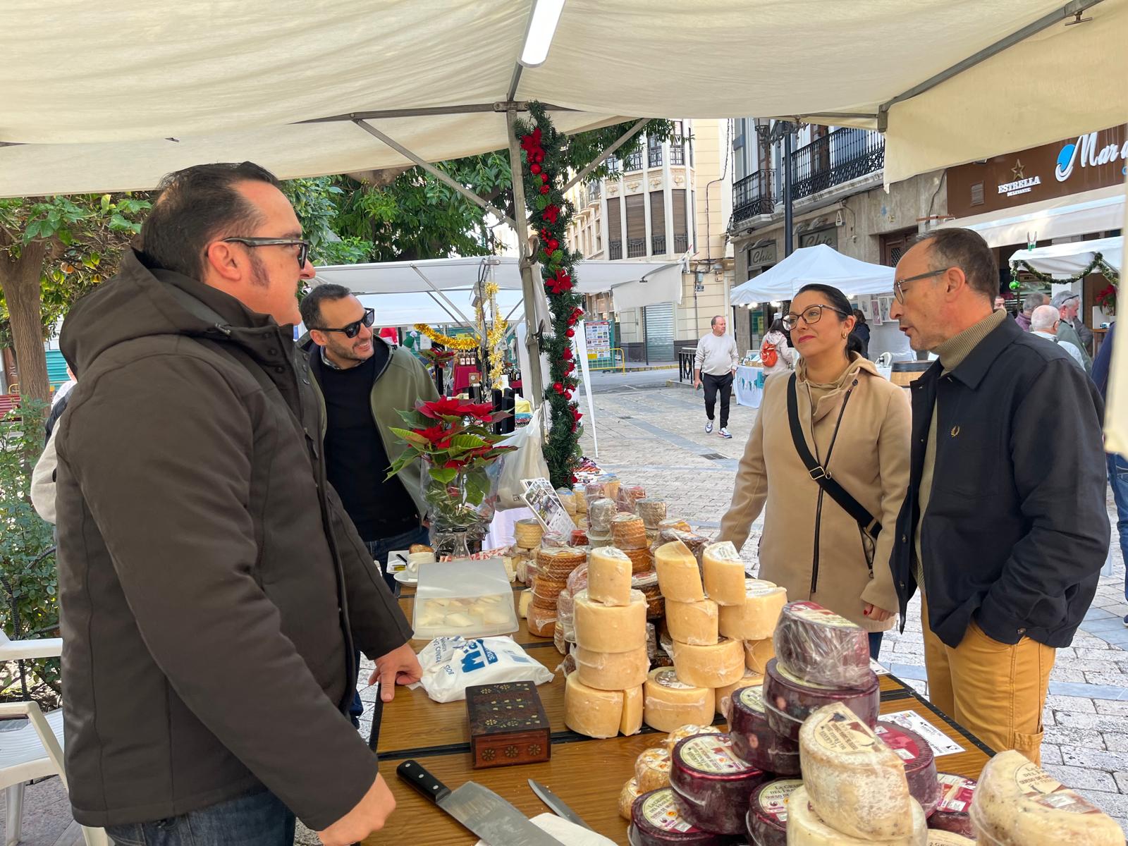 Amplia variedad de productos artesanales en el Mercadillo Tradicional Navideño