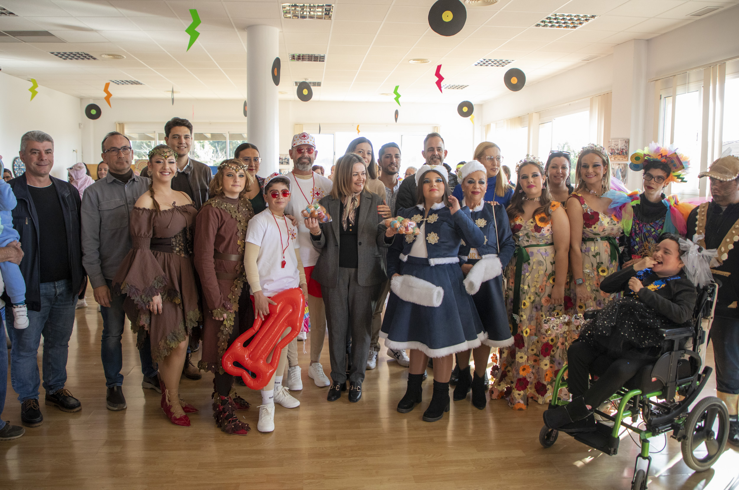 Los usuarios del Centro Ocupacional Urci entregan a Don Carnal y Doña Cuaresma “las armas” para la gran batalla