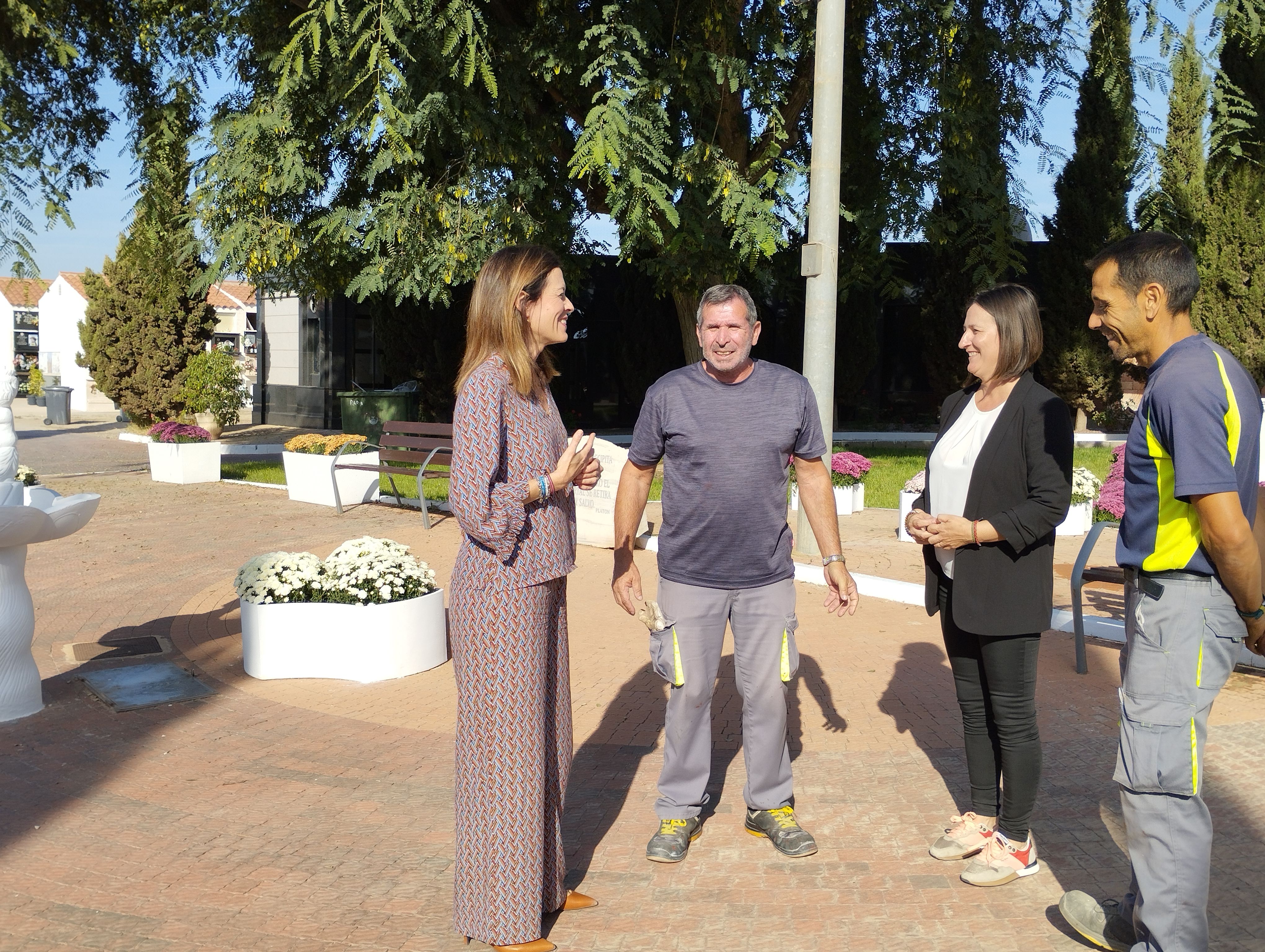 El Ayuntamiento instala una marquesina para ofrecer sombraje en el acceso al cementerio y amplía la zona de aparcamientos