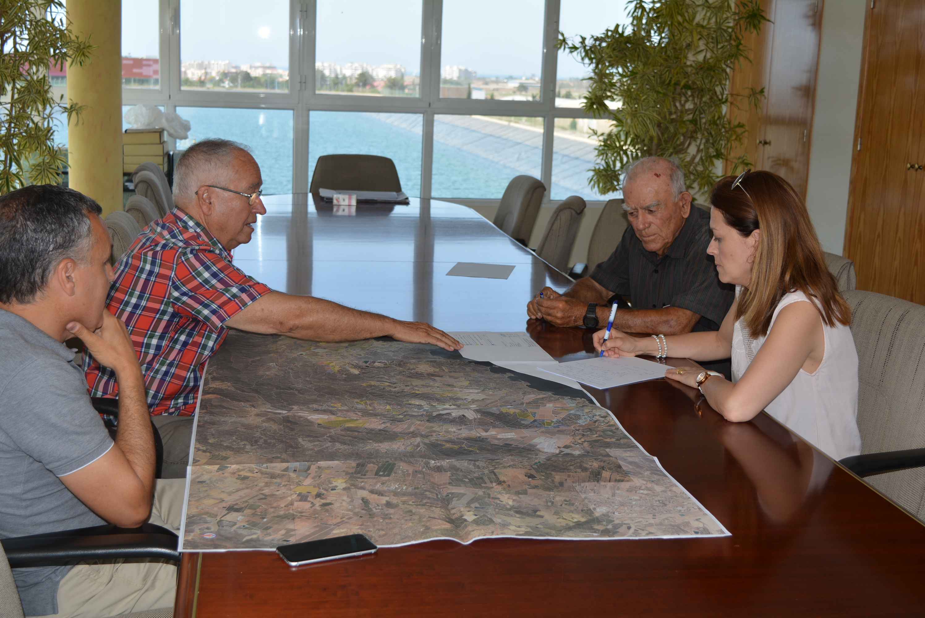 La modificación del perímetro de riego y las bonificaciones fiscales, centran el encuentro entre la alcaldesa y la Comunidad de Regantes