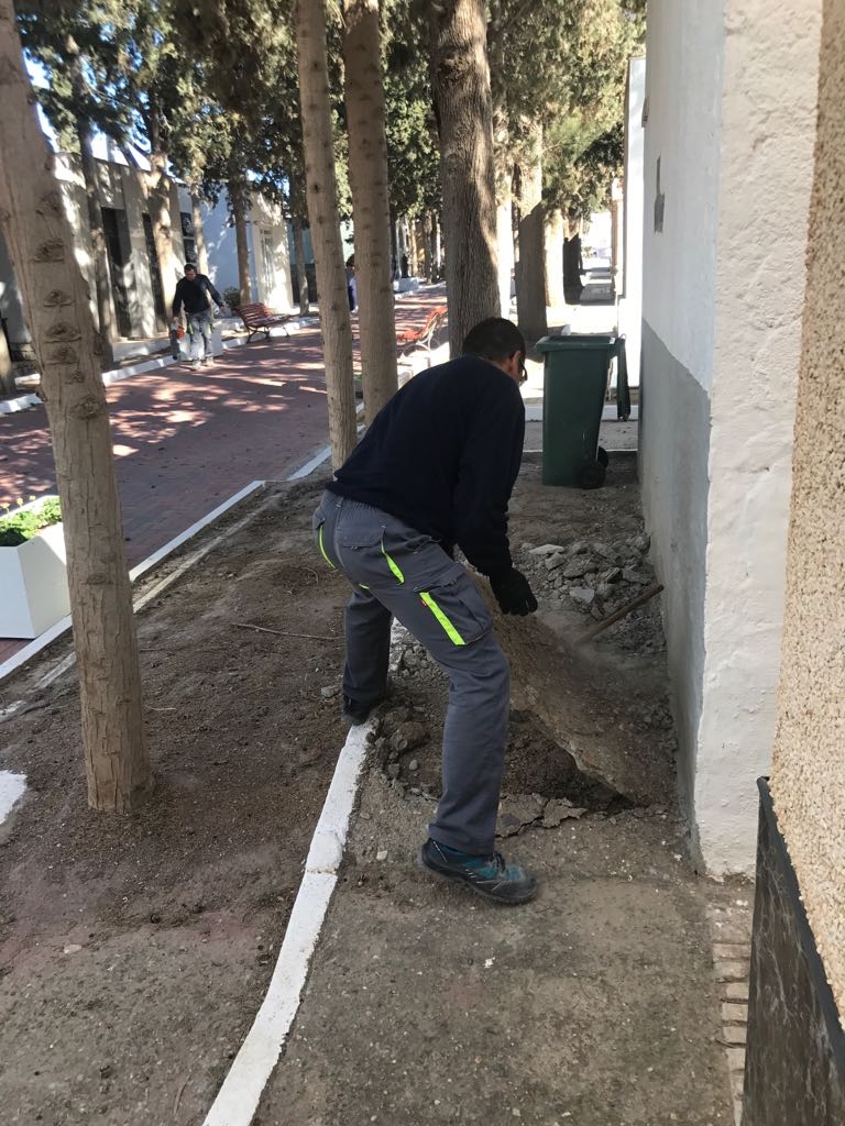 La edil Isabel Fernández destaca la importancia de trabajar de forma diaria en el mantenimiento del cementerio municipal