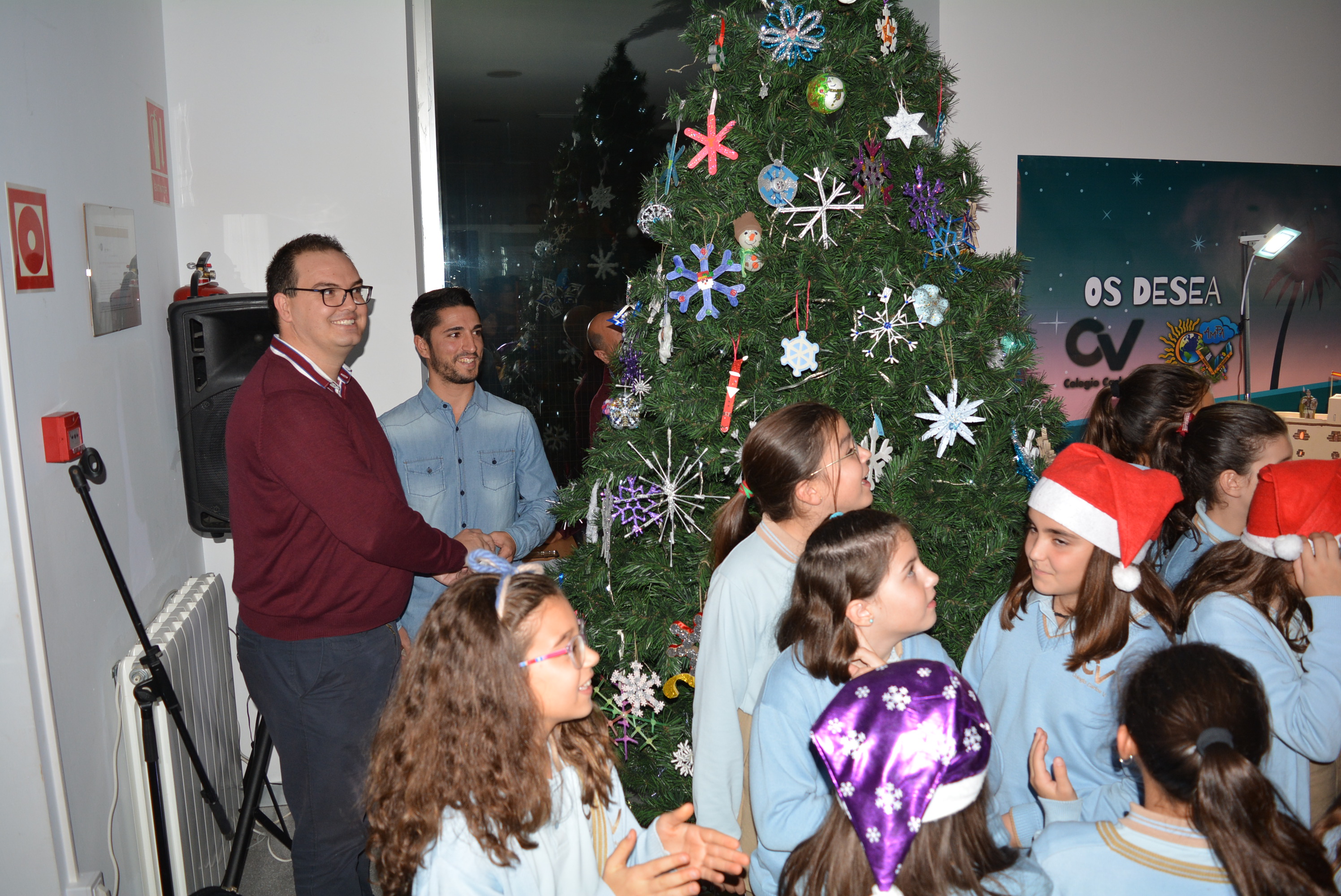 El colegio Carlos V da la bienvenida a la Navidad con el tradicional encendido de su árbol