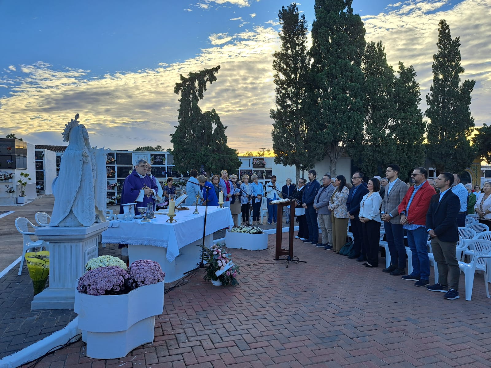El cementerio municipal acoge la misa de los Fieles Difuntos