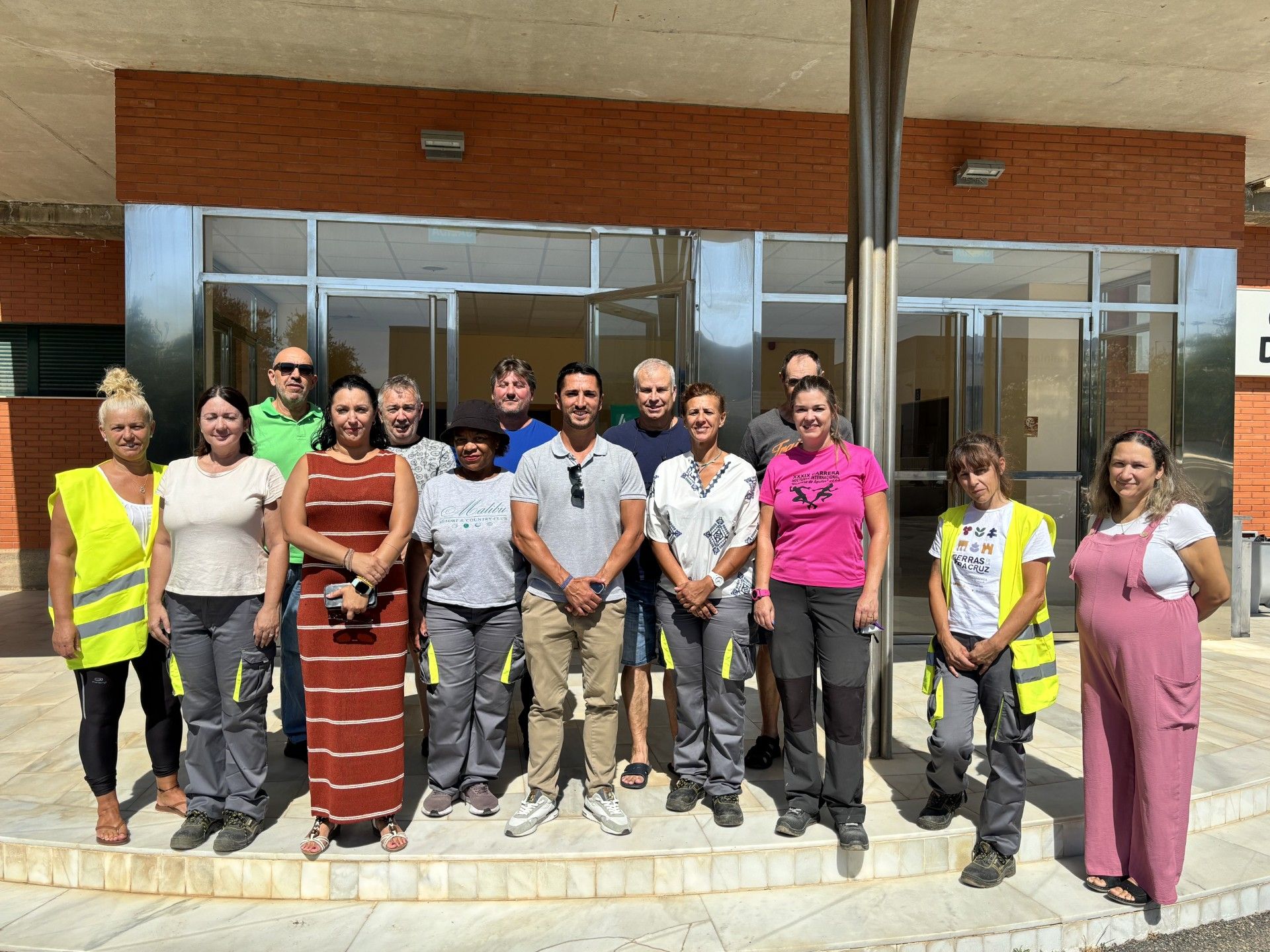 El alcalde visita a los participantes del Programa Experiencial "Águilas Más Limpia", que combina formación y empleo para personas desempleadas