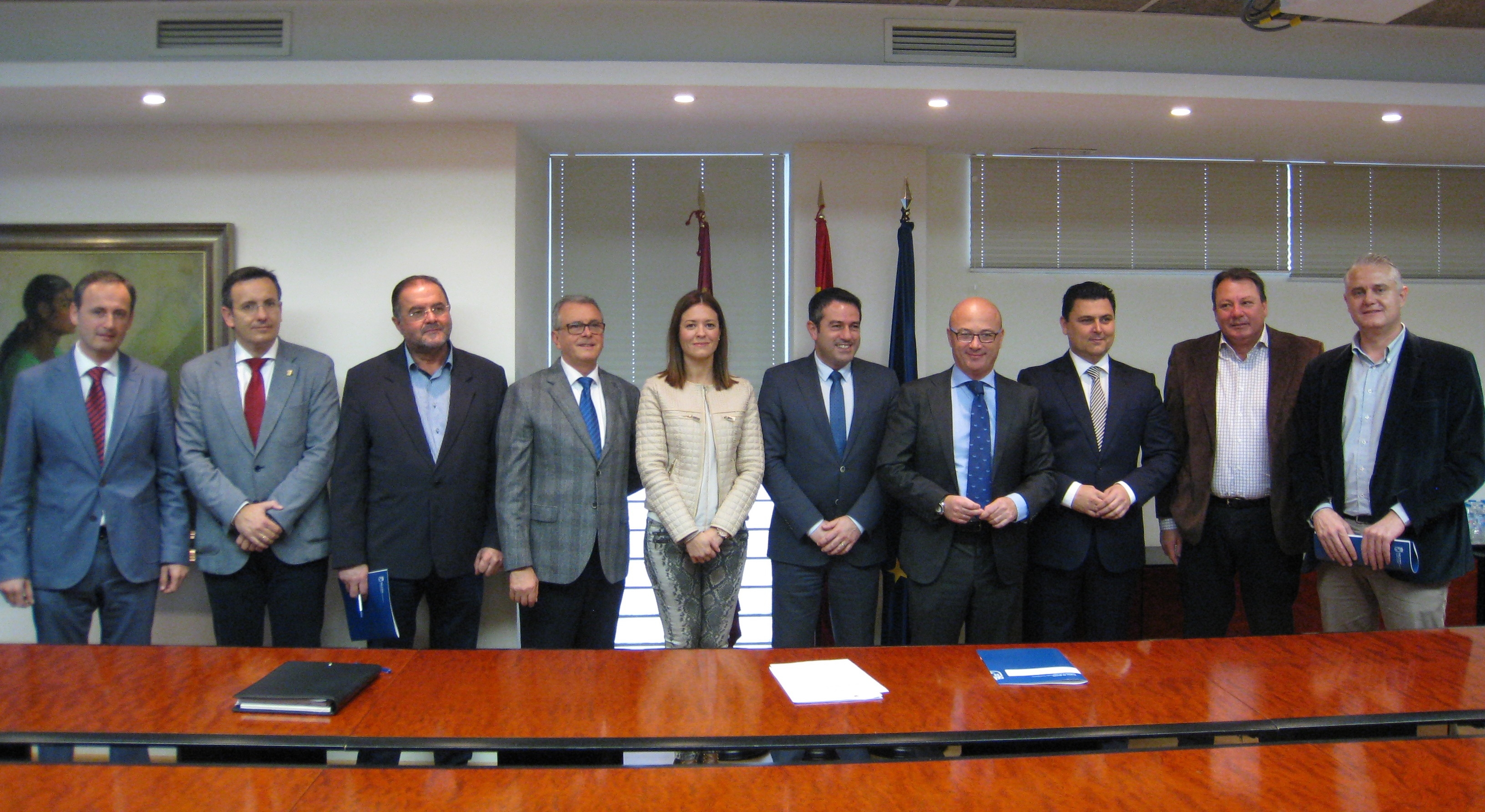 La alcaldesa suscribe un convenio con la Comunidad para activar medidas de ahorro energético