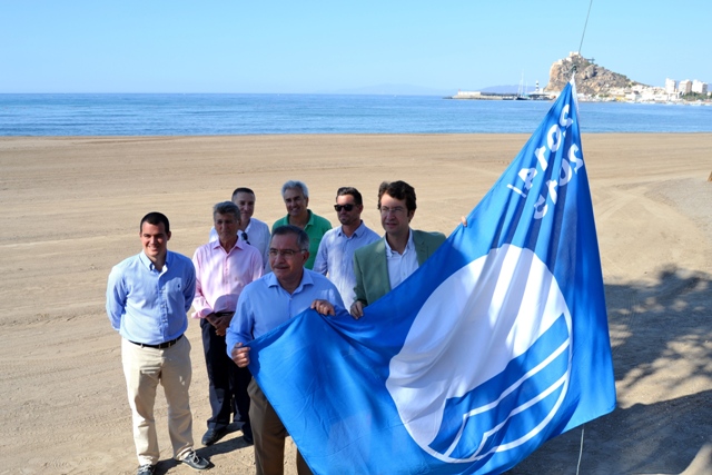 Las Banderas Azules de Águilas ondean ya en las playas y puertos deportivos de la ciudad 
